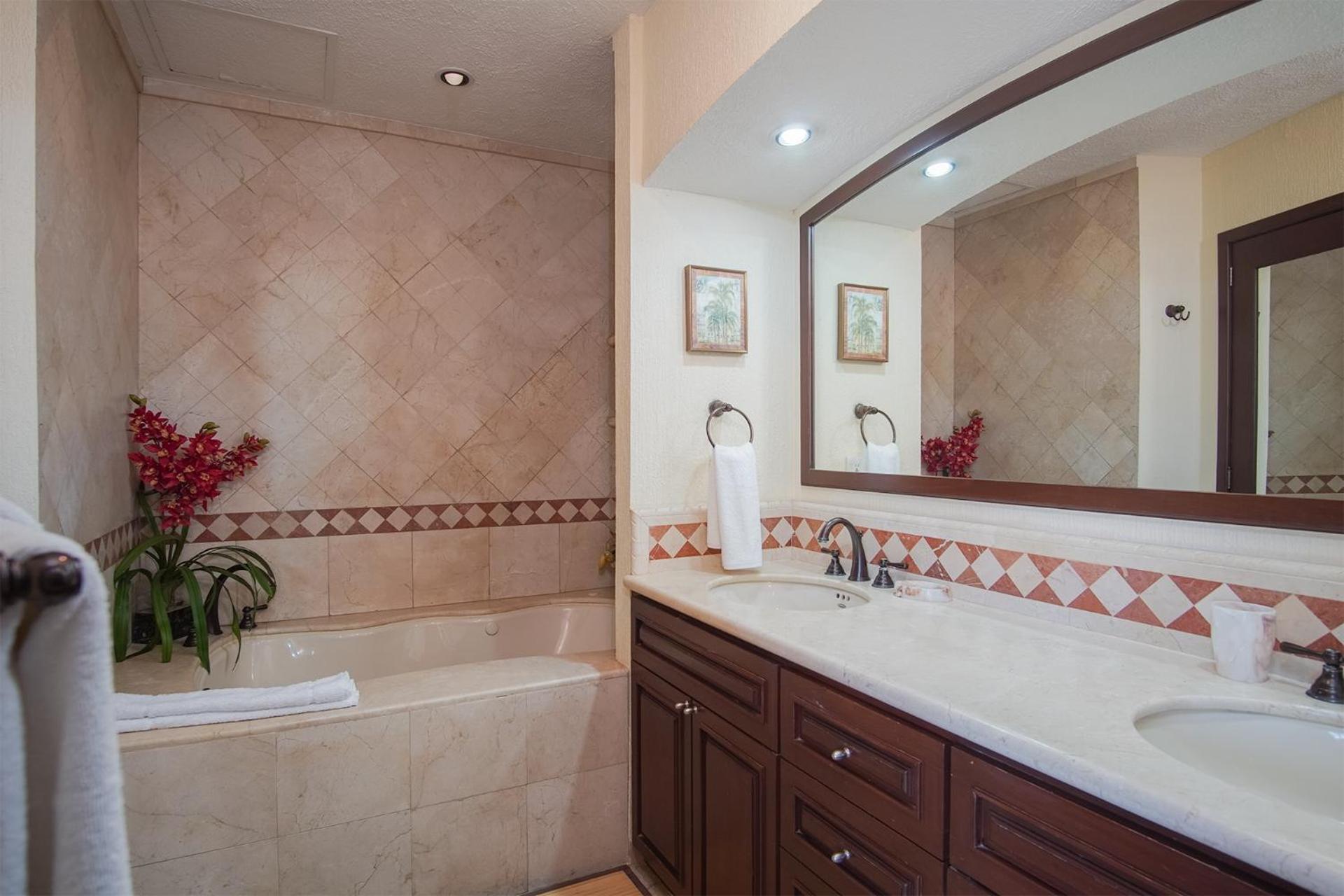 SnowStar Hideaway - Hot Tub, Gym, Walk to Ski Lift