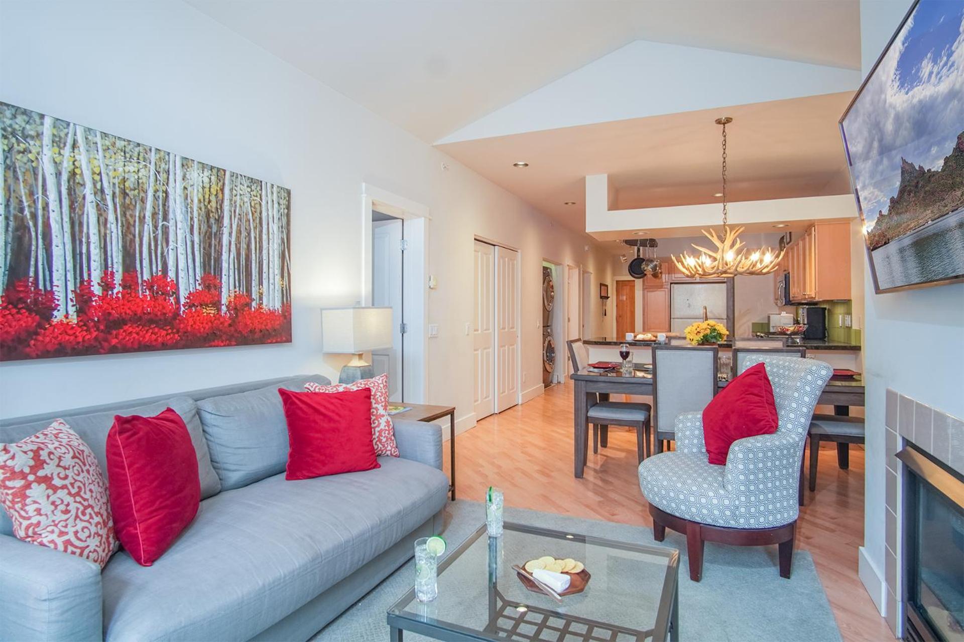 SnowStar Hideaway - Hot Tub, Gym, Walk to Ski Lift