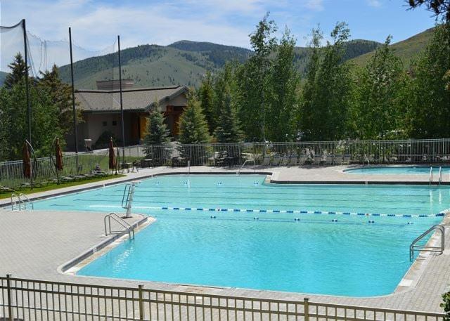 3BD-3BA Ski Chalet - Views + Resort Amenities!