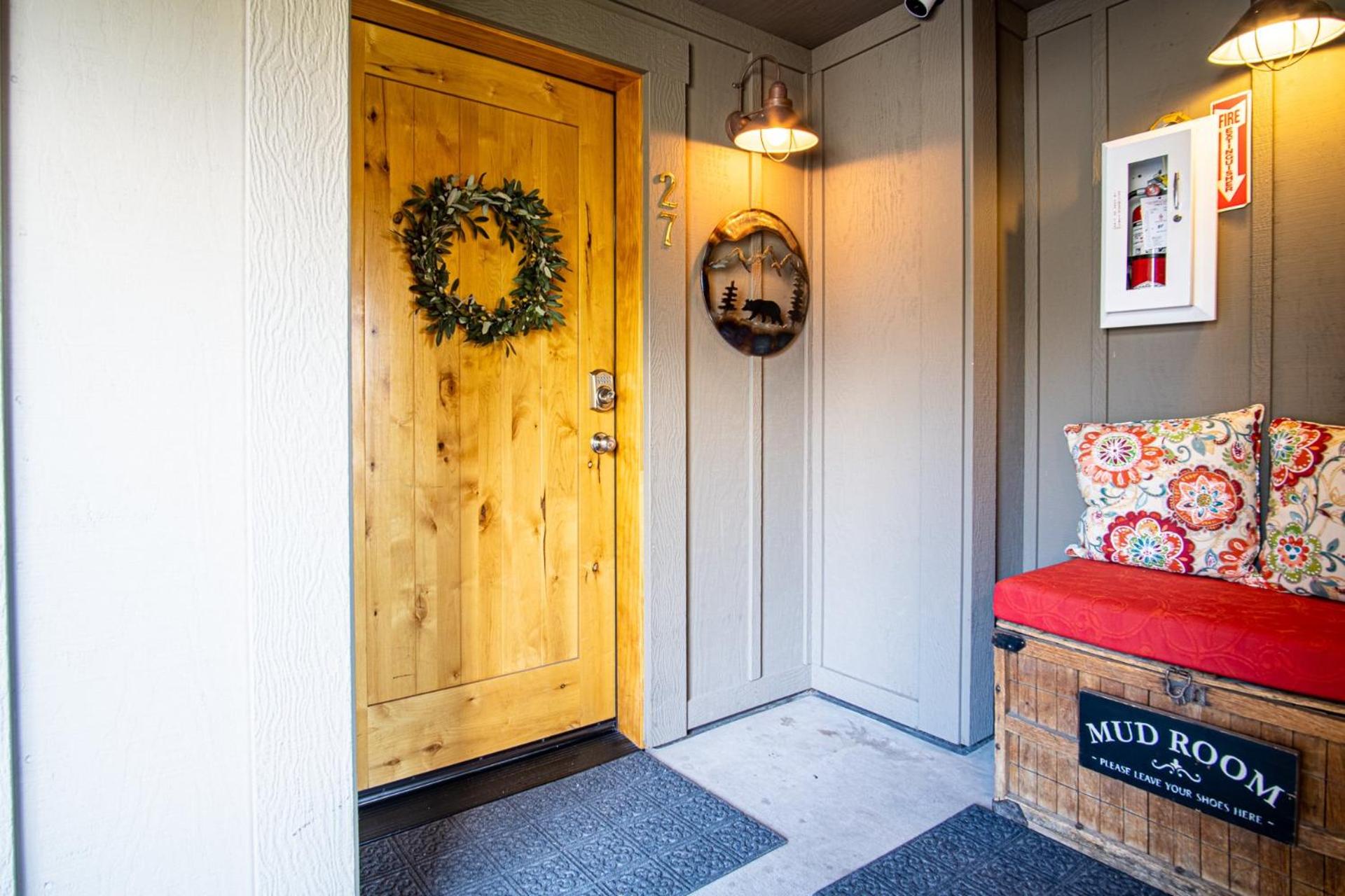 Snow Star Skylight - 3BD 3BA - Hot Tub, Gym, Walk to Ski!
