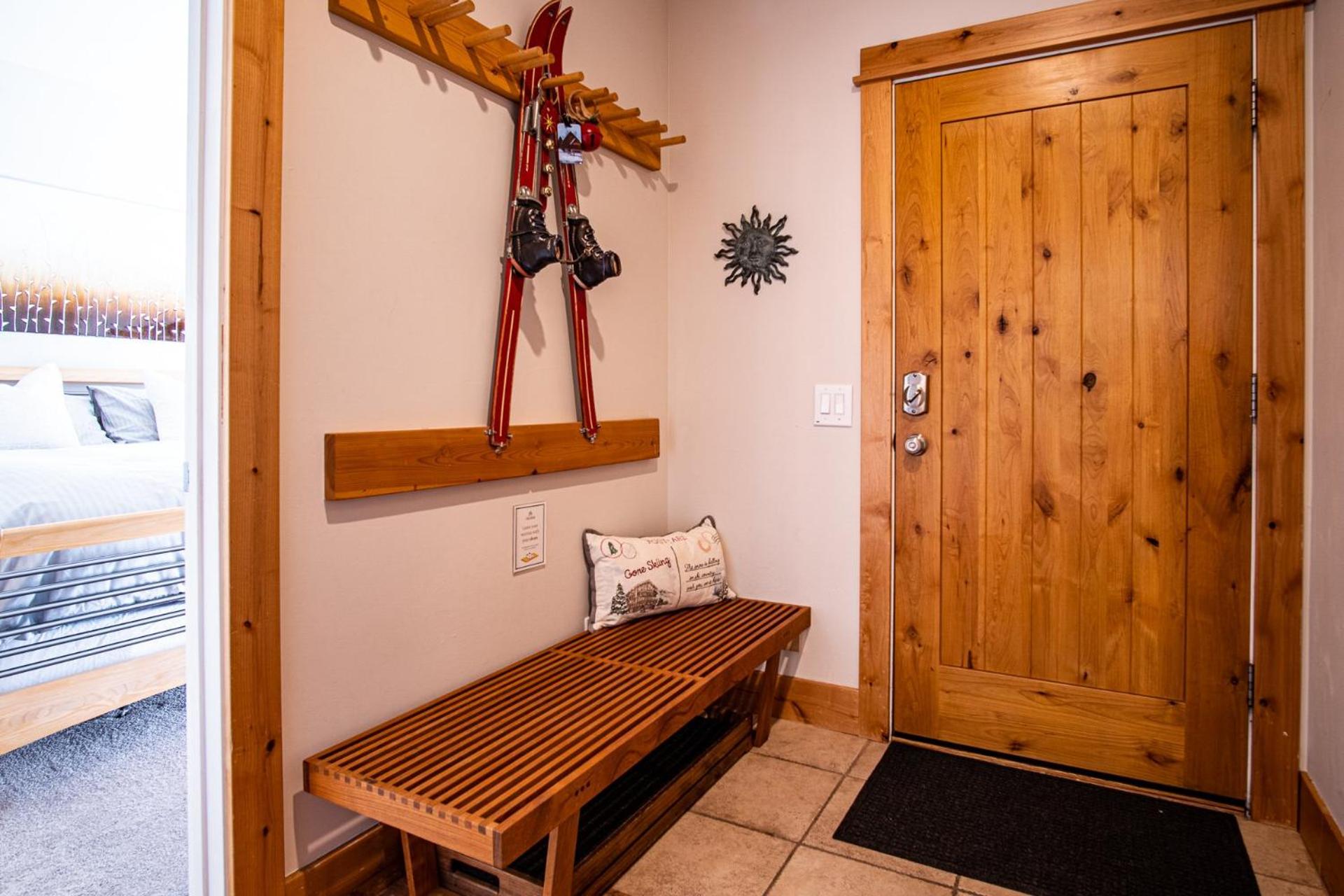 Snow Star Skylight - 3BD 3BA - Hot Tub, Gym, Walk to Ski!