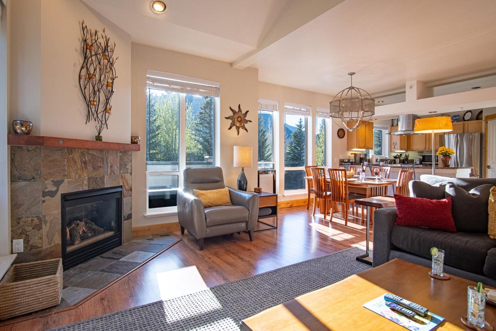 Snow Star Skylight - 3BD 3BA - Hot Tub, Gym, Walk to Ski!
