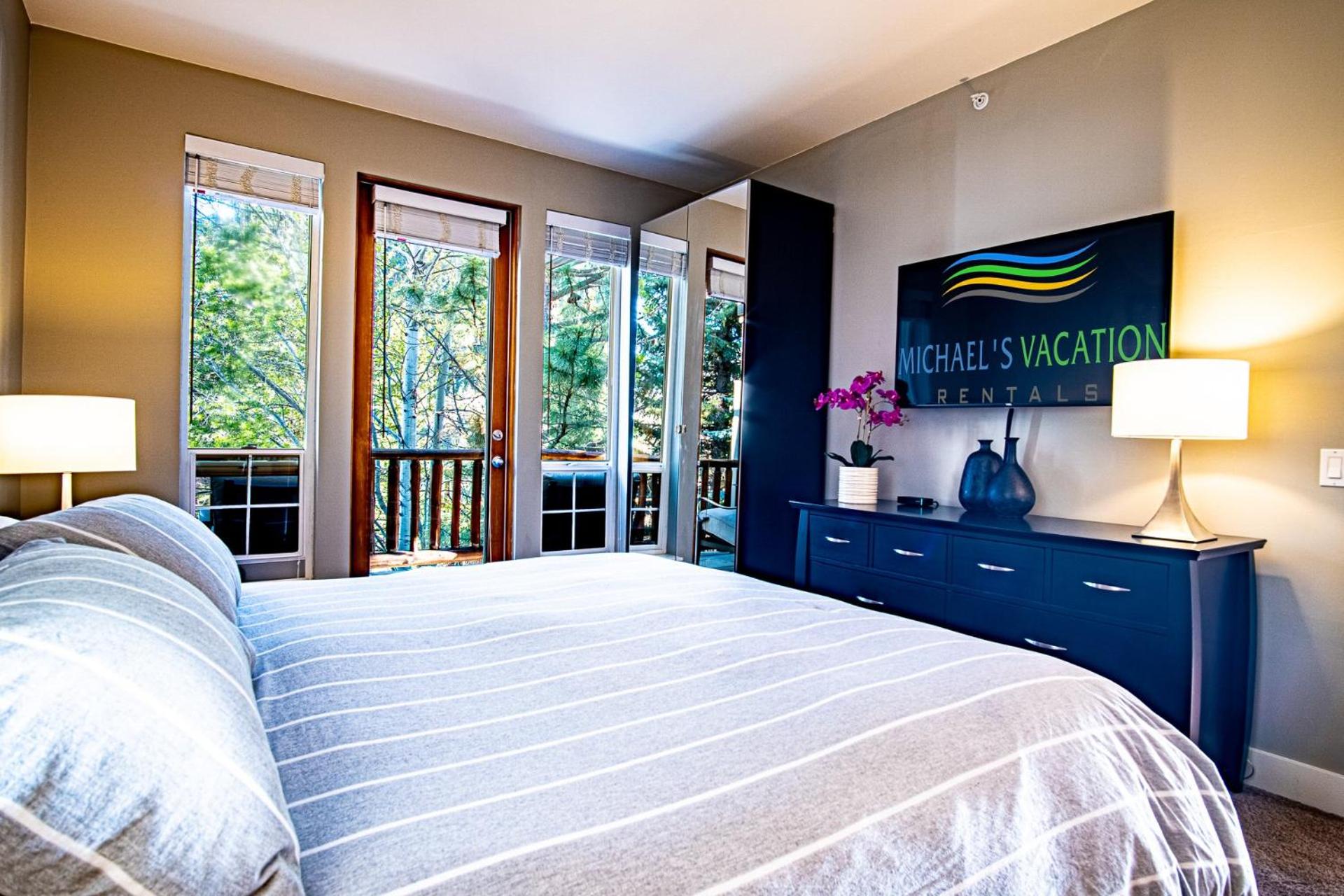 Snow Star Skylight - 3BD 3BA - Hot Tub, Gym, Walk to Ski!