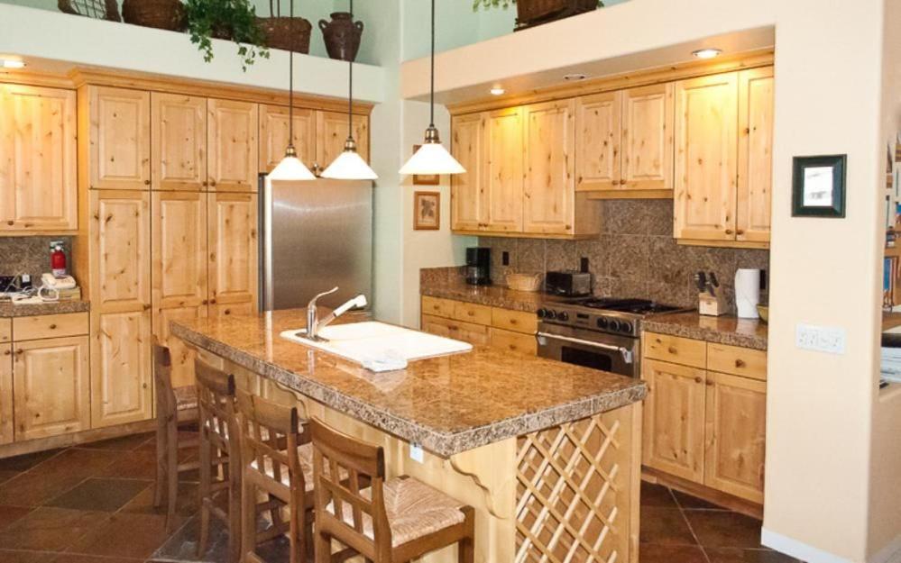 #215A-Great Location on the Bike/Ski path with garage: 10 minute Walk to Town & Lifts