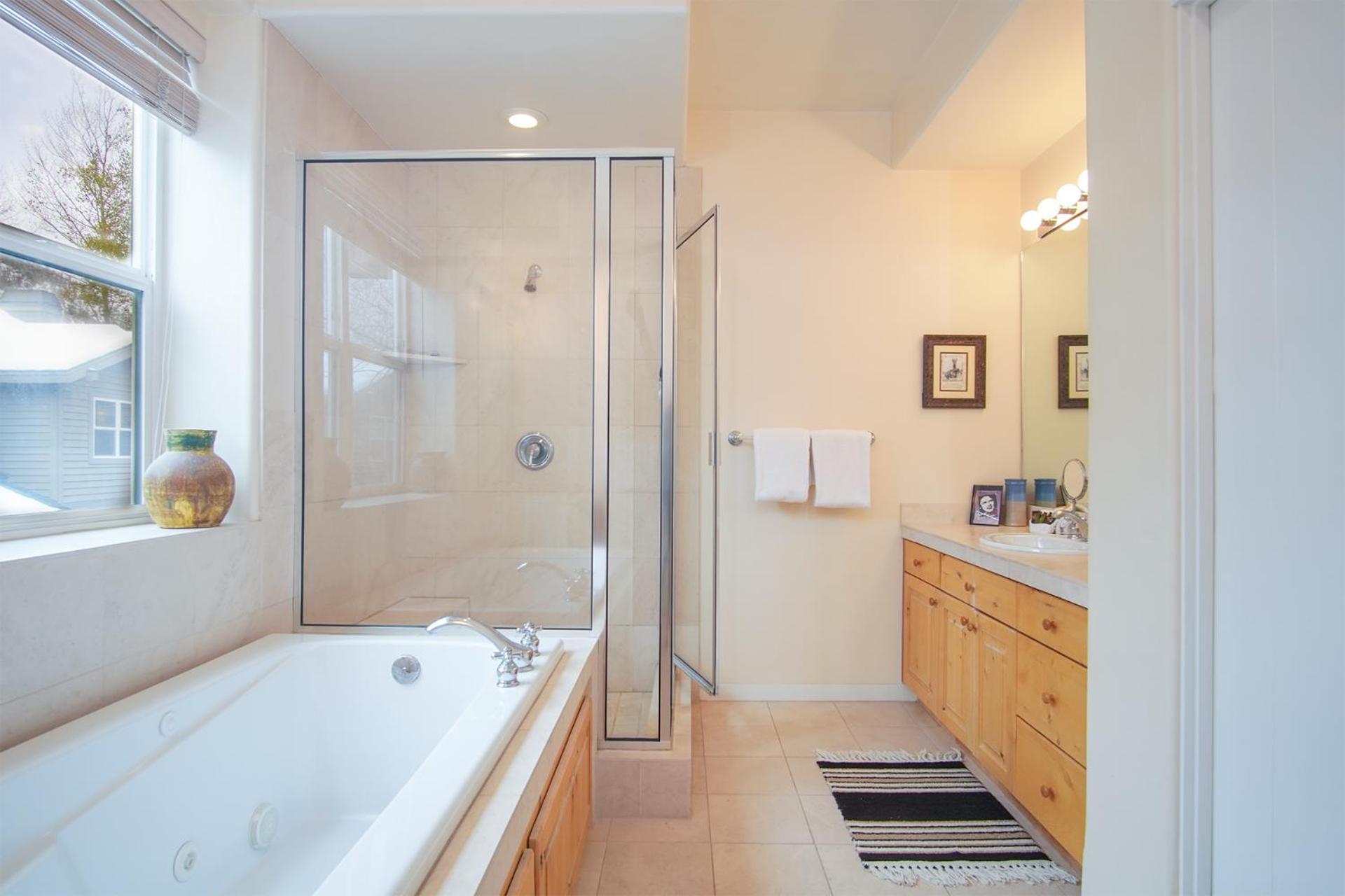 #215A-Great Location on the Bike/Ski path with garage: 10 minute Walk to Town & Lifts
