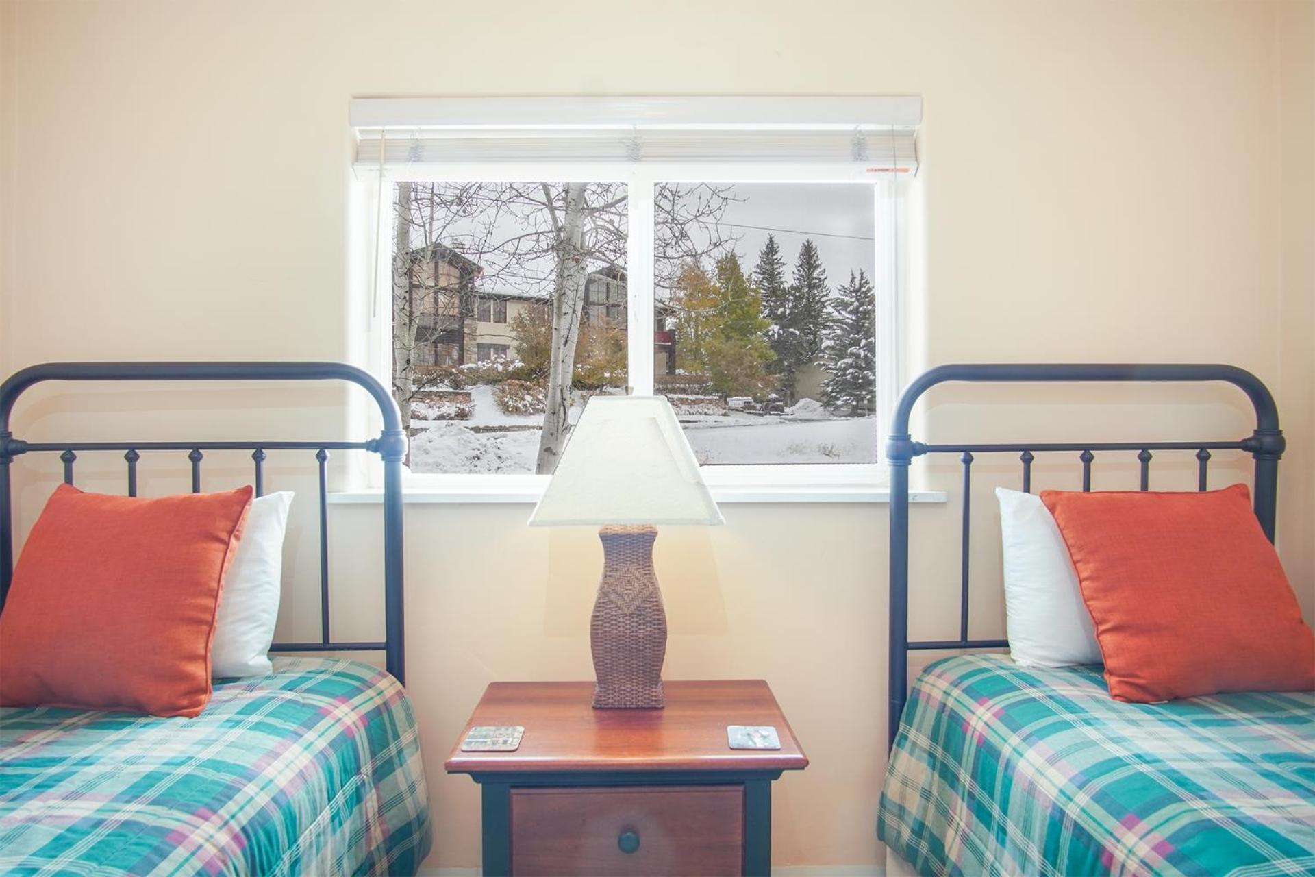 #215A-Great Location on the Bike/Ski path with garage: 10 minute Walk to Town & Lifts