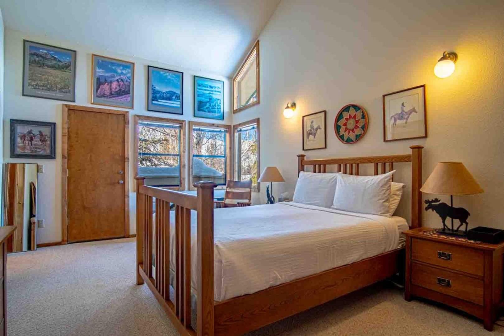 #104 Private Hot Tub, 2 car garage, abundant parking, Elkhorn Amenities