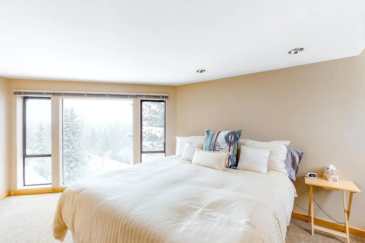 Corrock Style - Luxury Hot Tub Home near Ski Lifts & Downtown Ketchum!