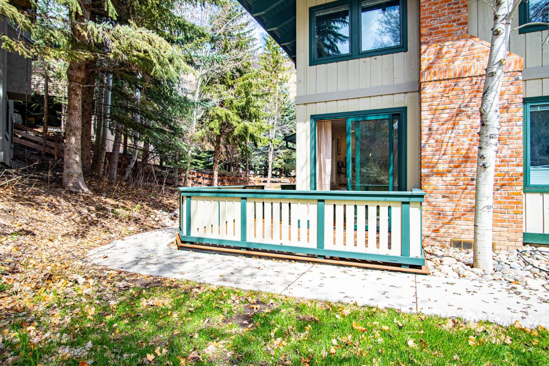 Next to Warm Springs Lifts-Hot tub, Pool & Tennis!