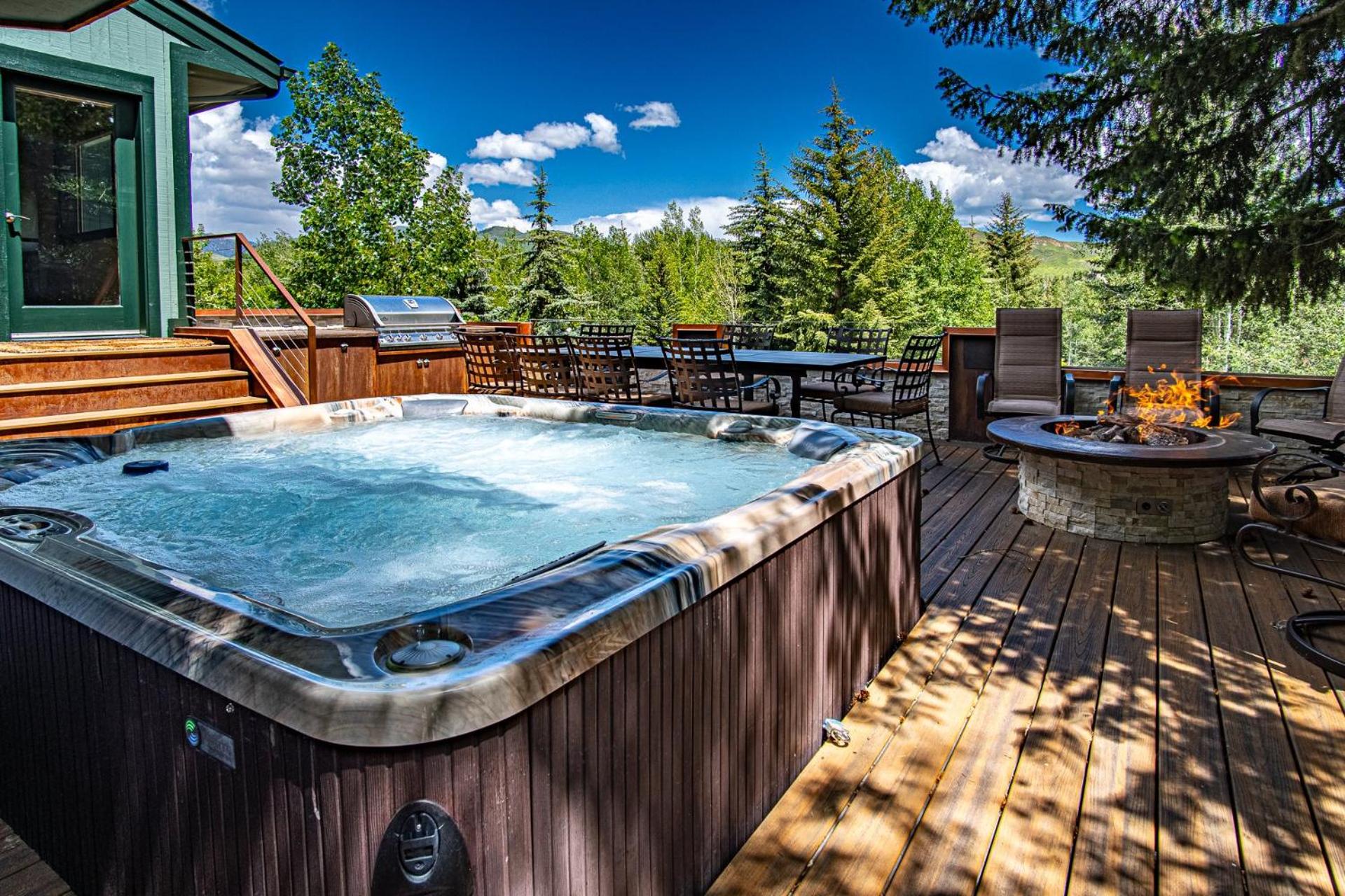 Corrock Style - Luxury Hot Tub Home near Ski Lifts & Downtown Ketchum!