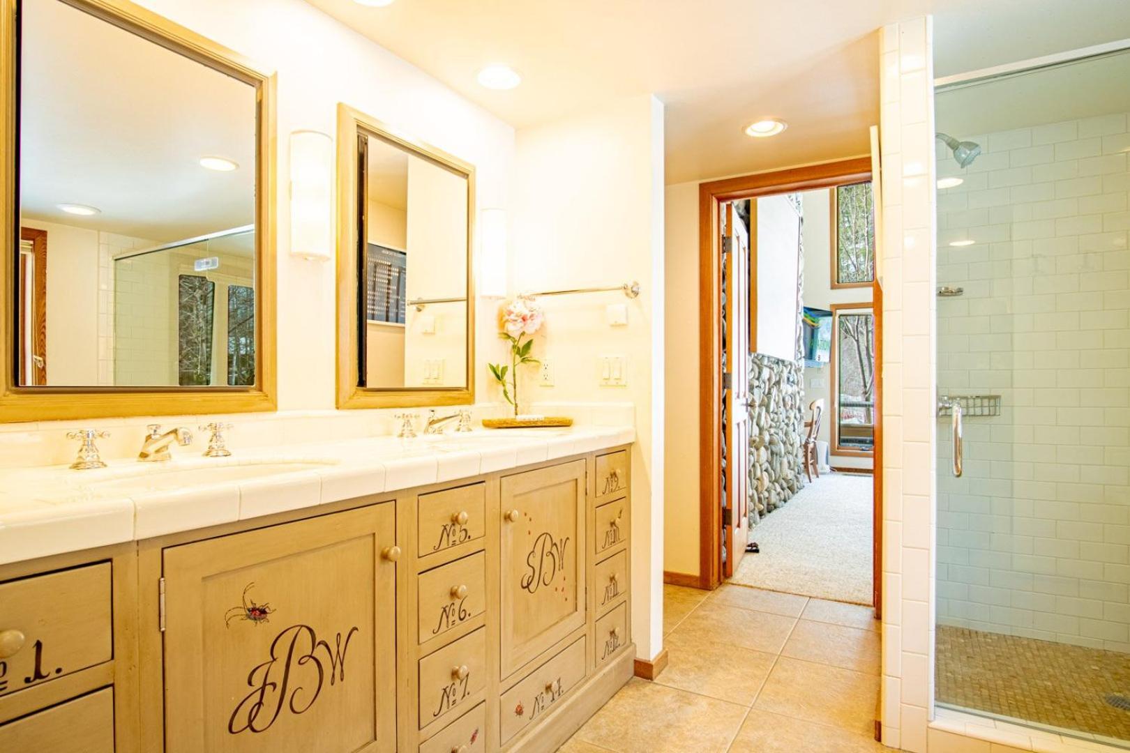 River House - 4BD Riverfront, Hot Tub, Near SV Ski Lifts!