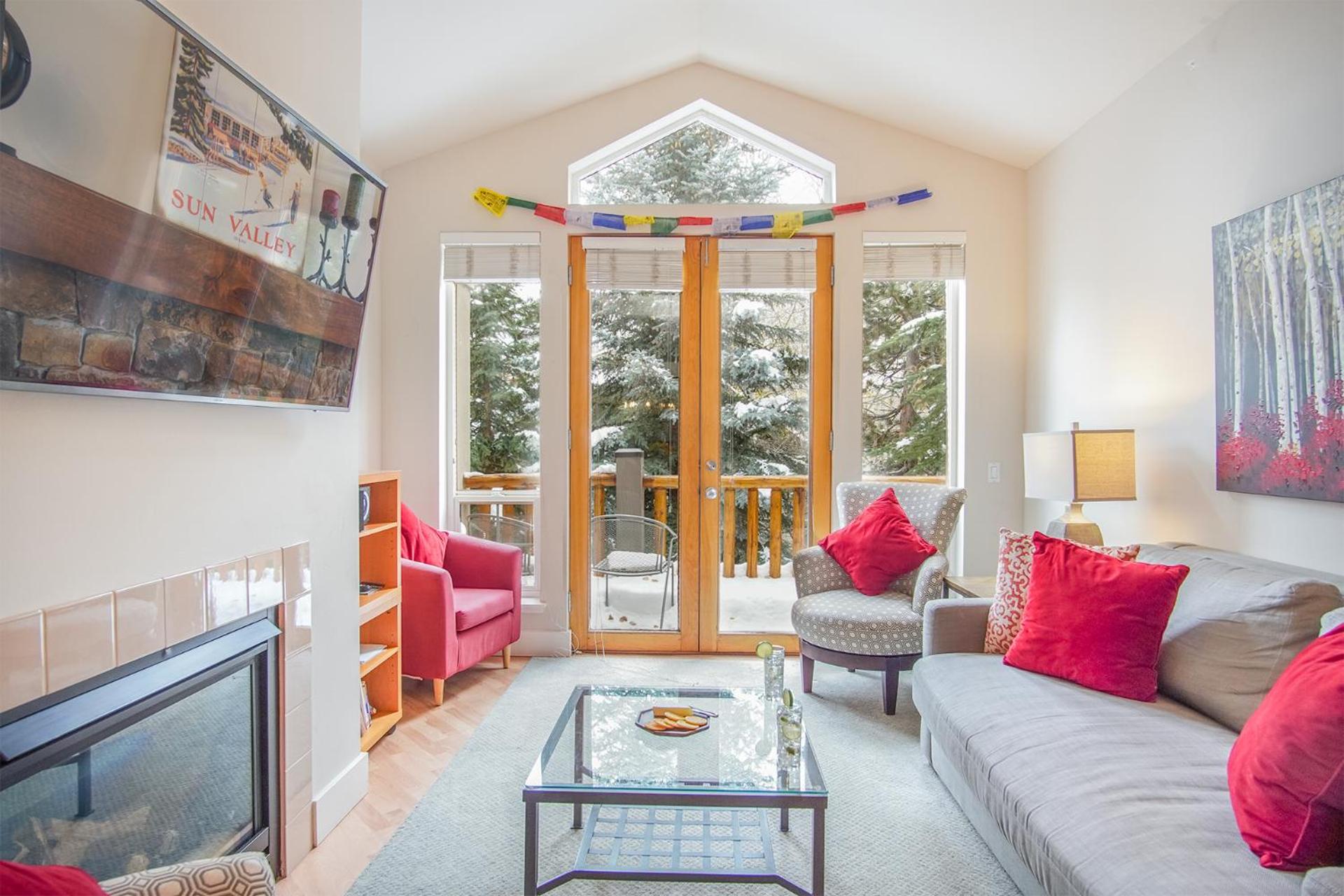 SnowStar Hideaway - Hot Tub, Gym, Walk to Ski Lift