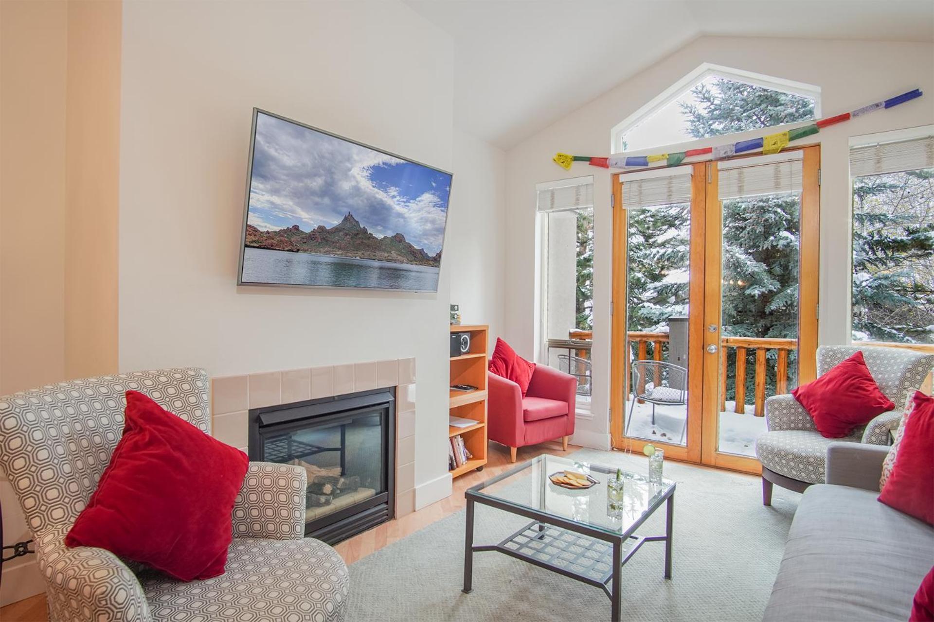 SnowStar Hideaway - Hot Tub, Gym, Walk to Ski Lift