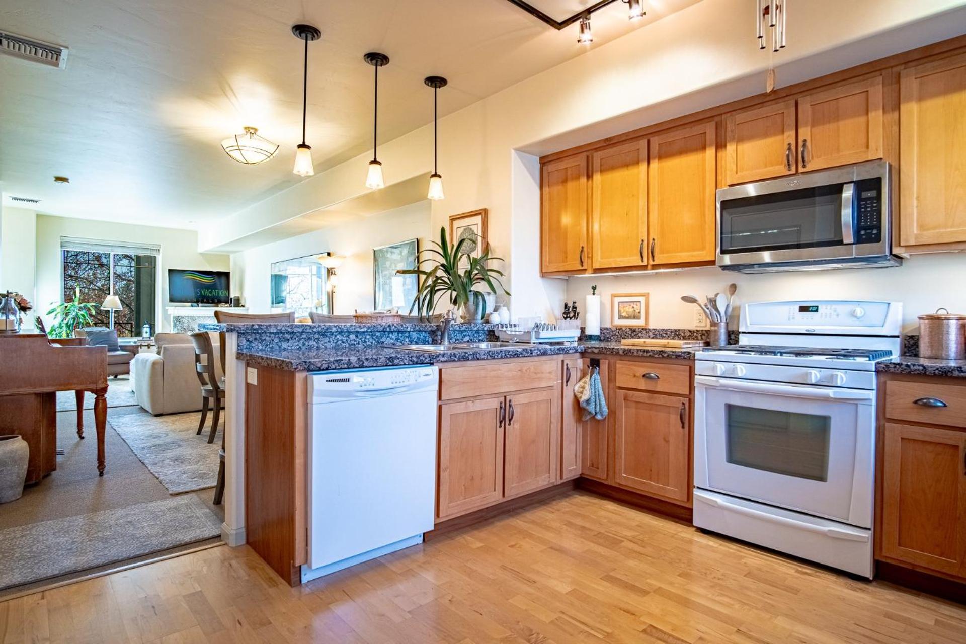 2BD Sweetwater Condo - Community Park, Pool + Hot Tub