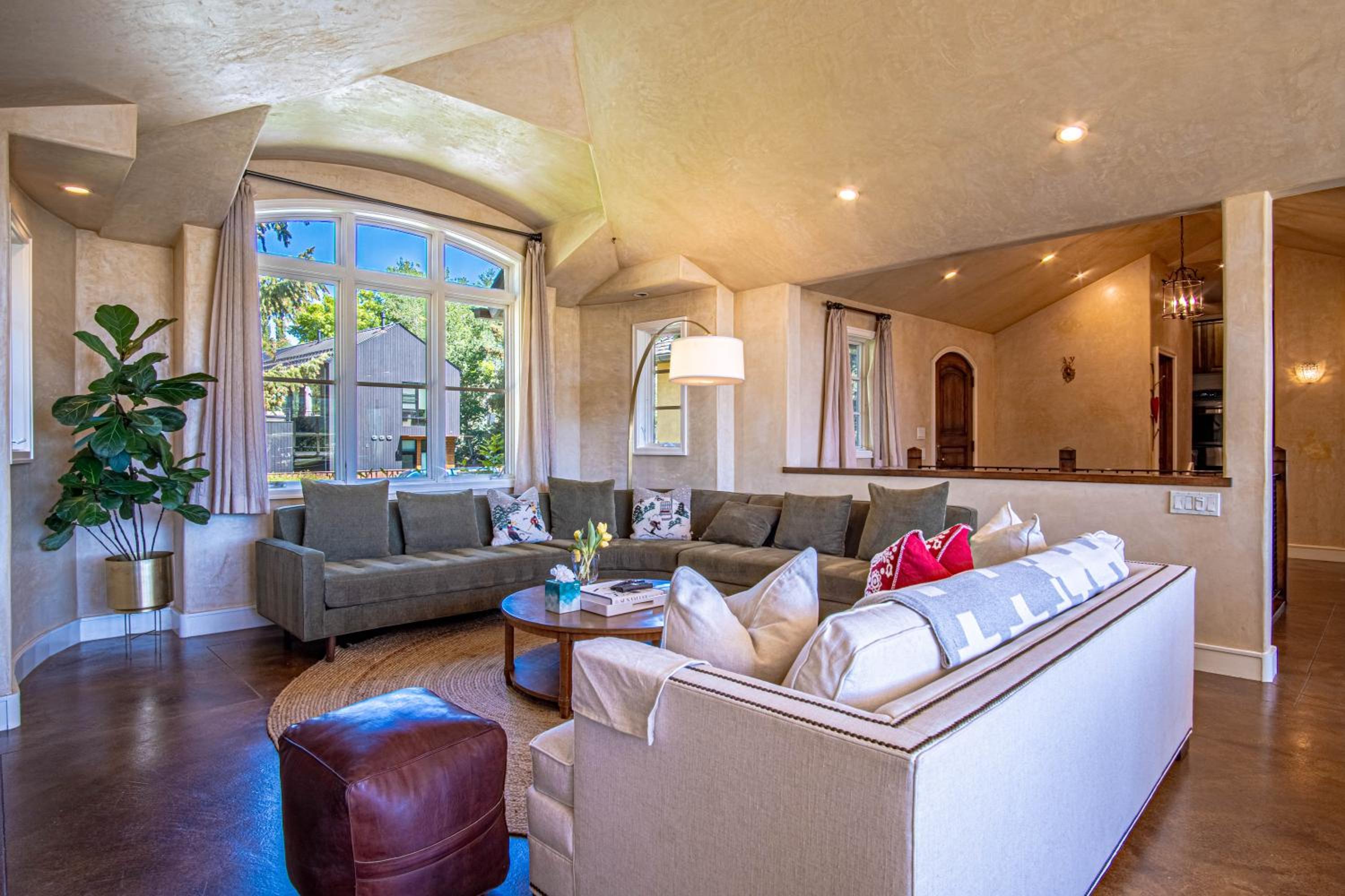 Chateau Du Soleil- Luxury Home near Ski Lifts & Downtown Ketchum!