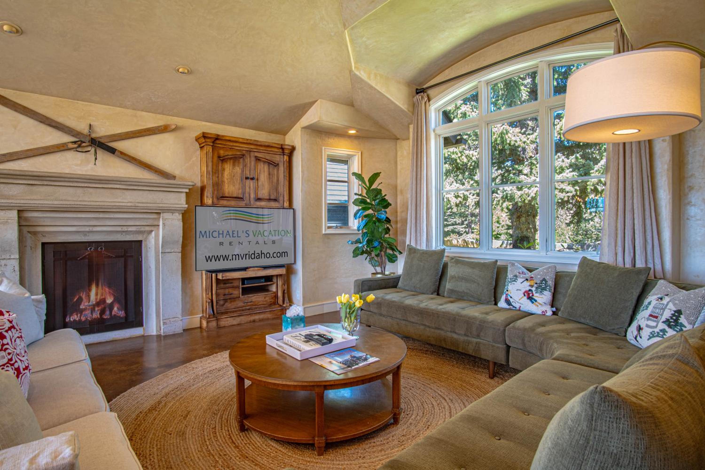 Chateau Du Soleil- Luxury Home near Ski Lifts & Downtown Ketchum!