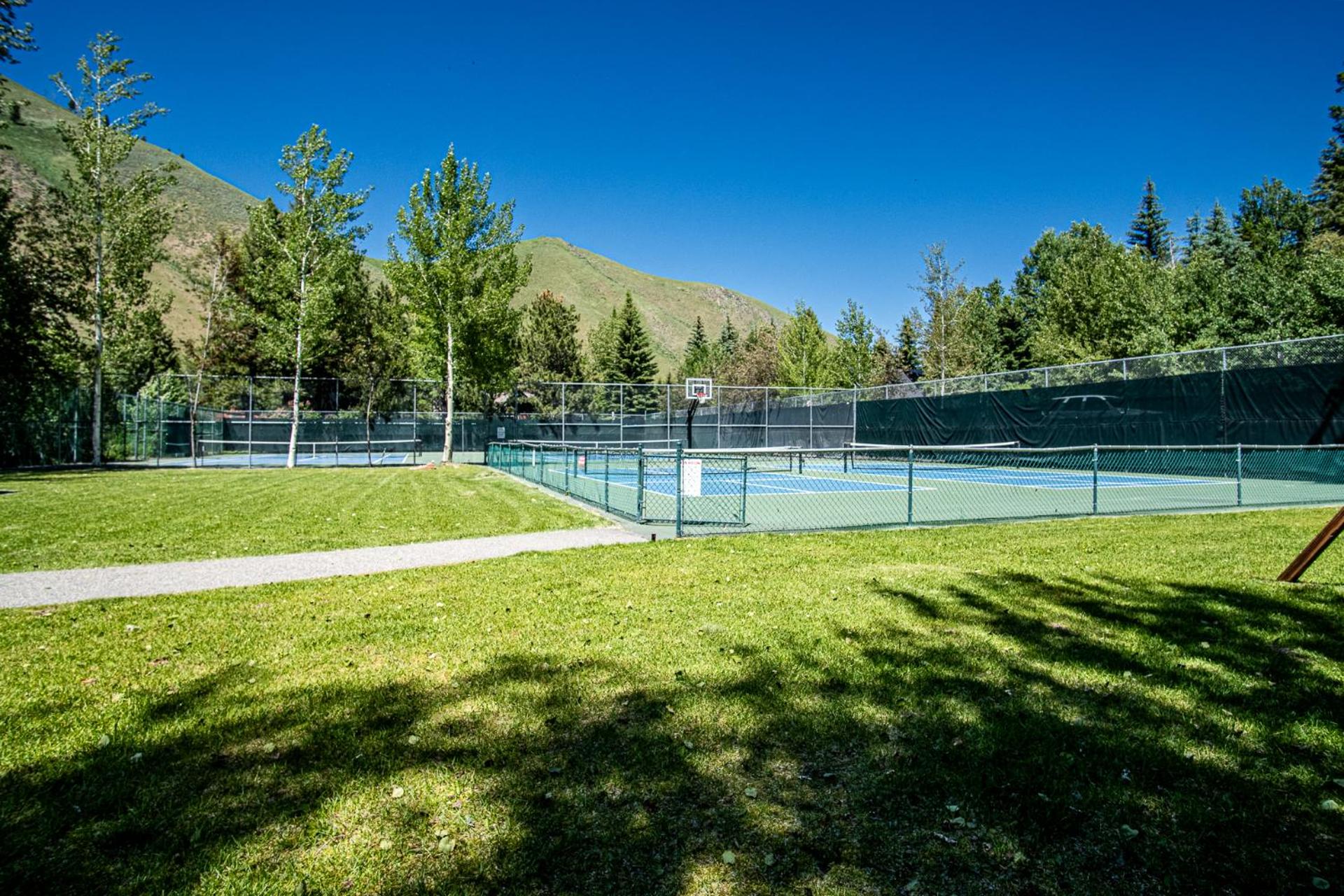 Warm Springs Condo - pool, hot tub, walk to ski lifts!
