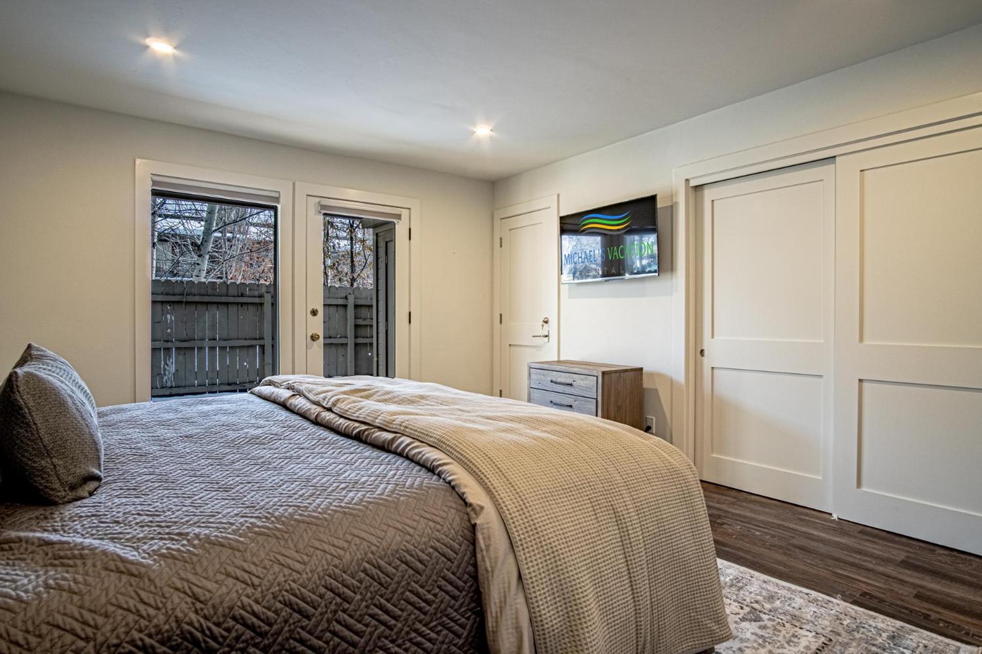 Warm Springs Retreat - Prime Location near Downtown & Ski Lifts