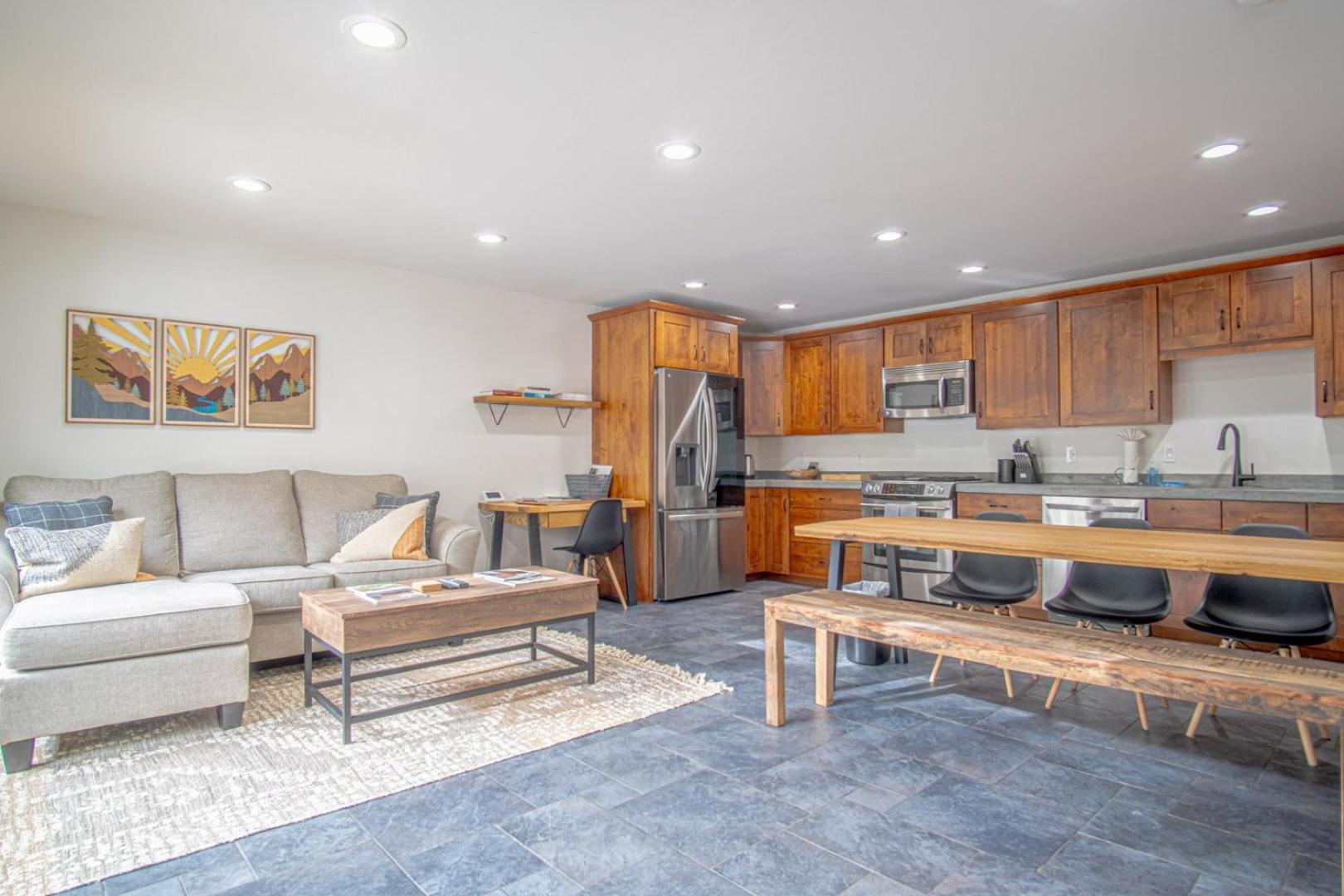 3BD Warm Springs Ski Condo - Hot Tub, Walk to Ski Lifts!