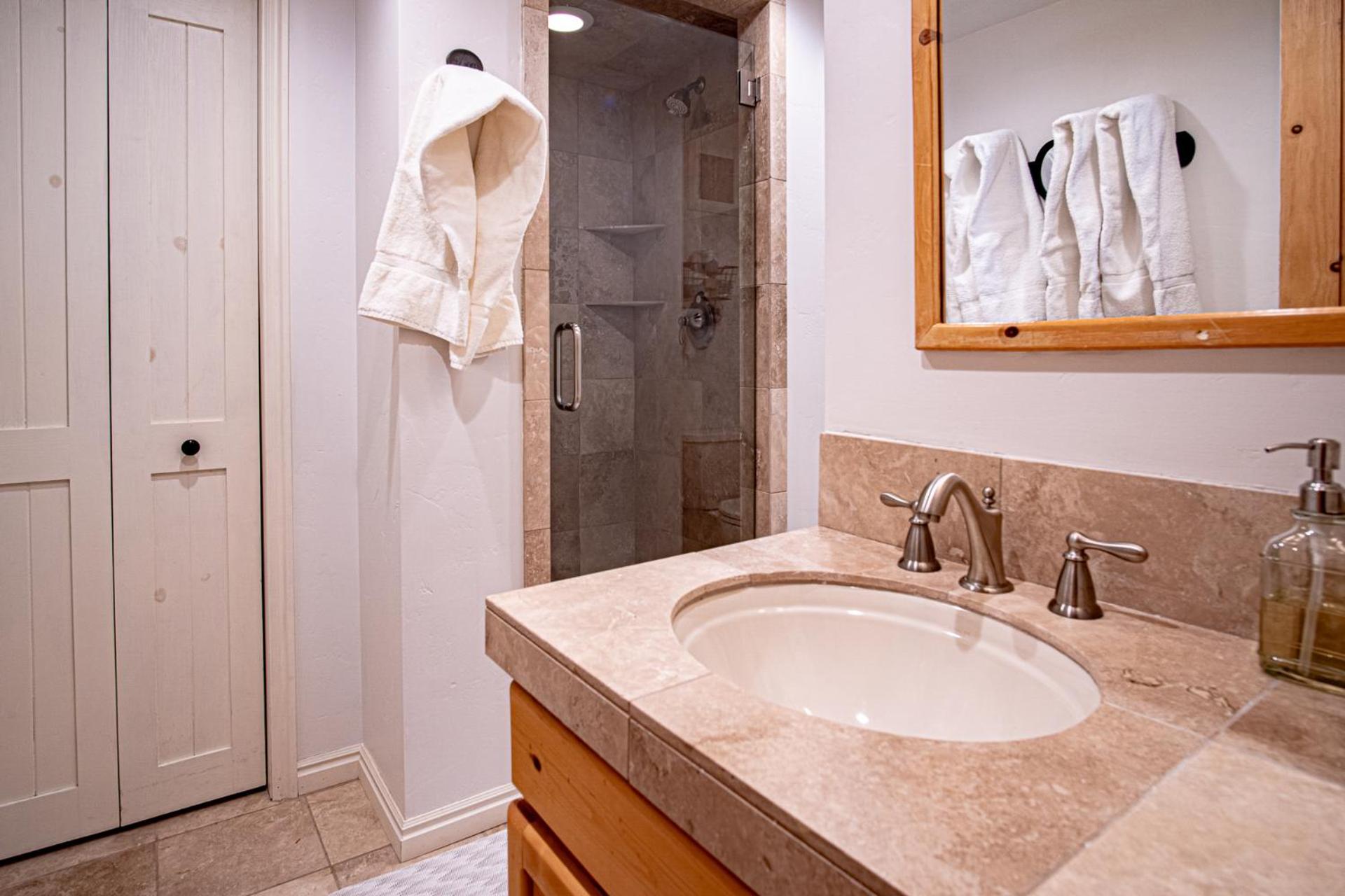 Warm Springs Condo - pool, hot tub, walk to ski lifts!