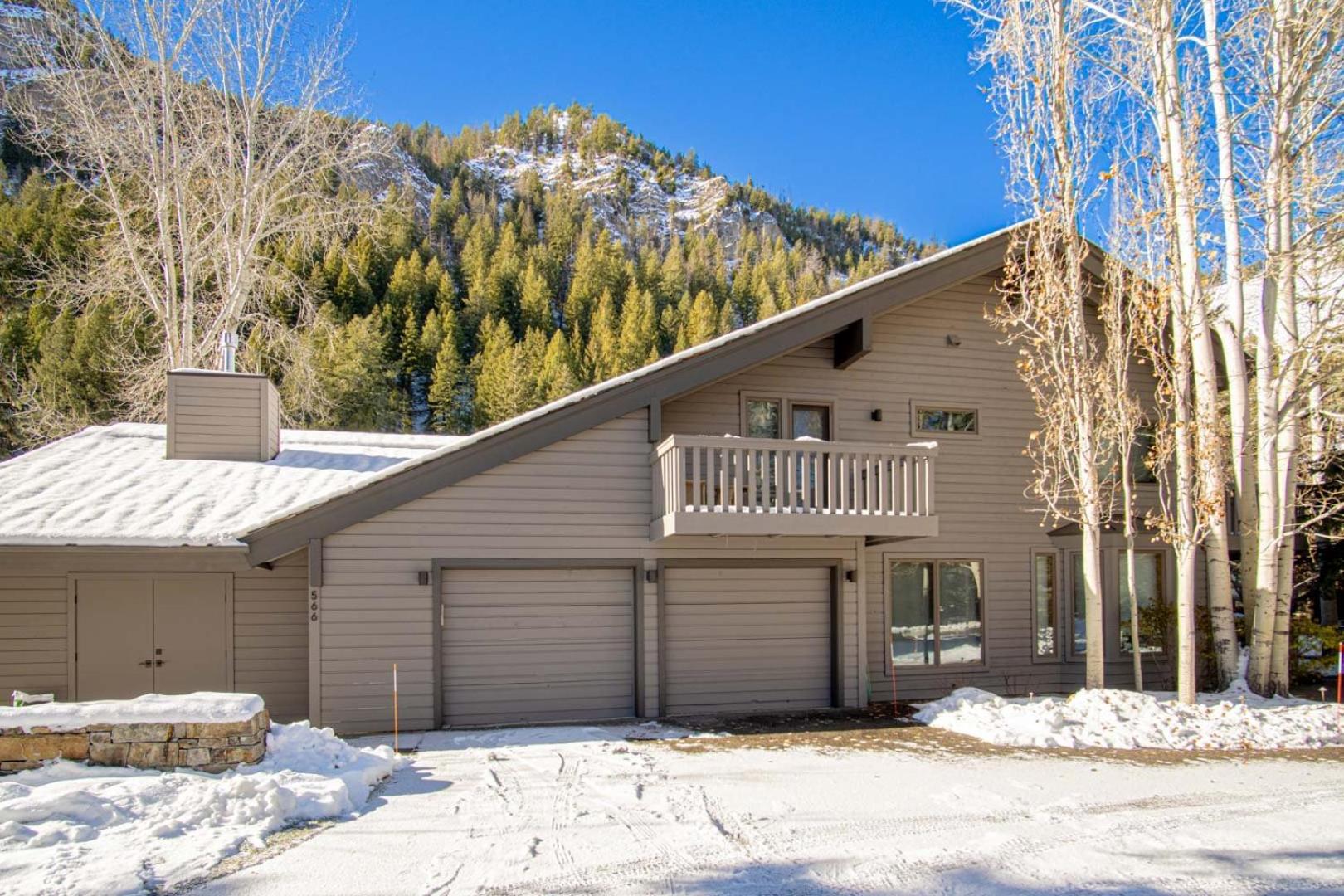 River House - 4BD Riverfront, Hot Tub, Near SV Ski Lifts!