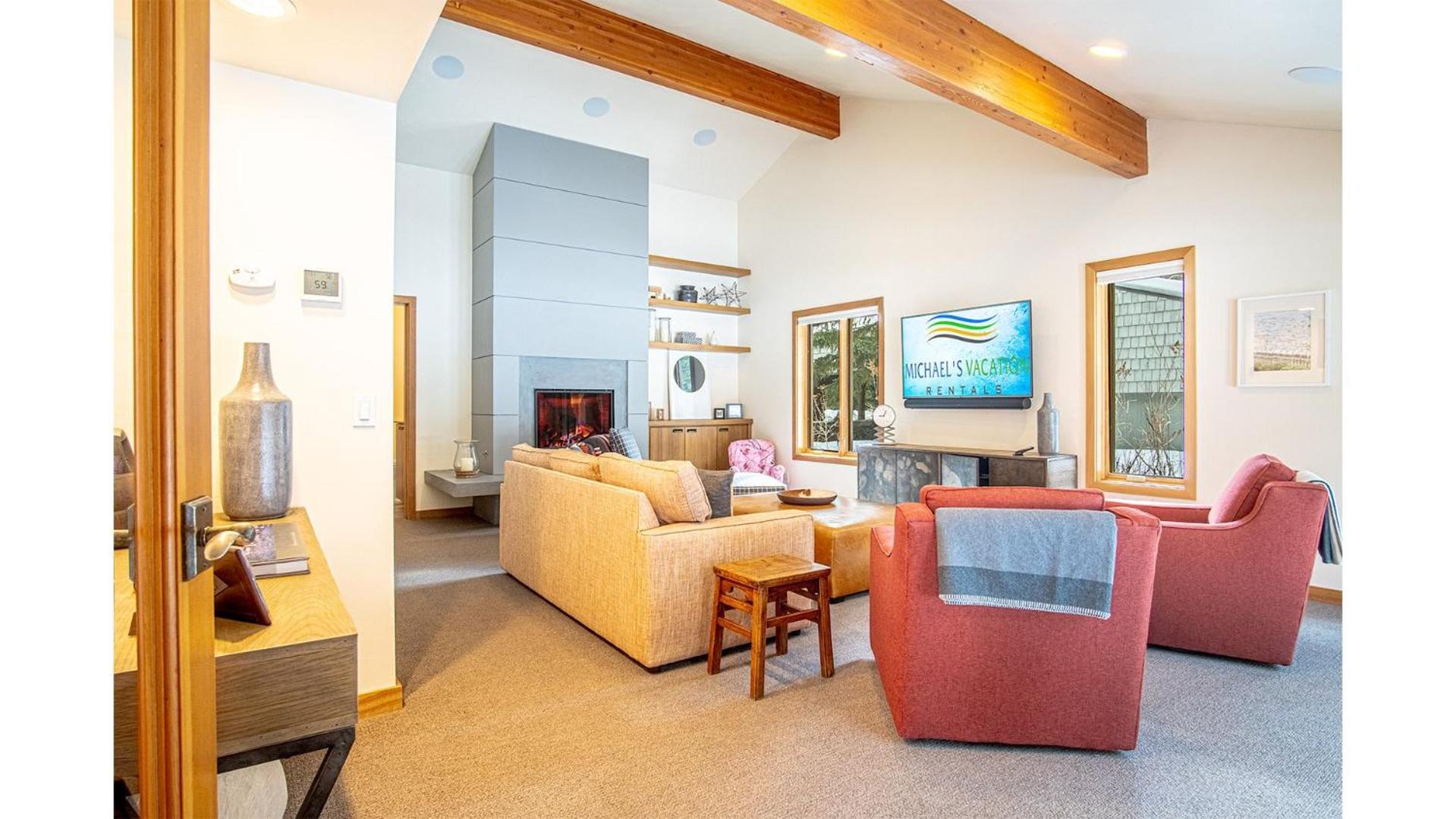 River House - 4BD Riverfront, Hot Tub, Near SV Ski Lifts!