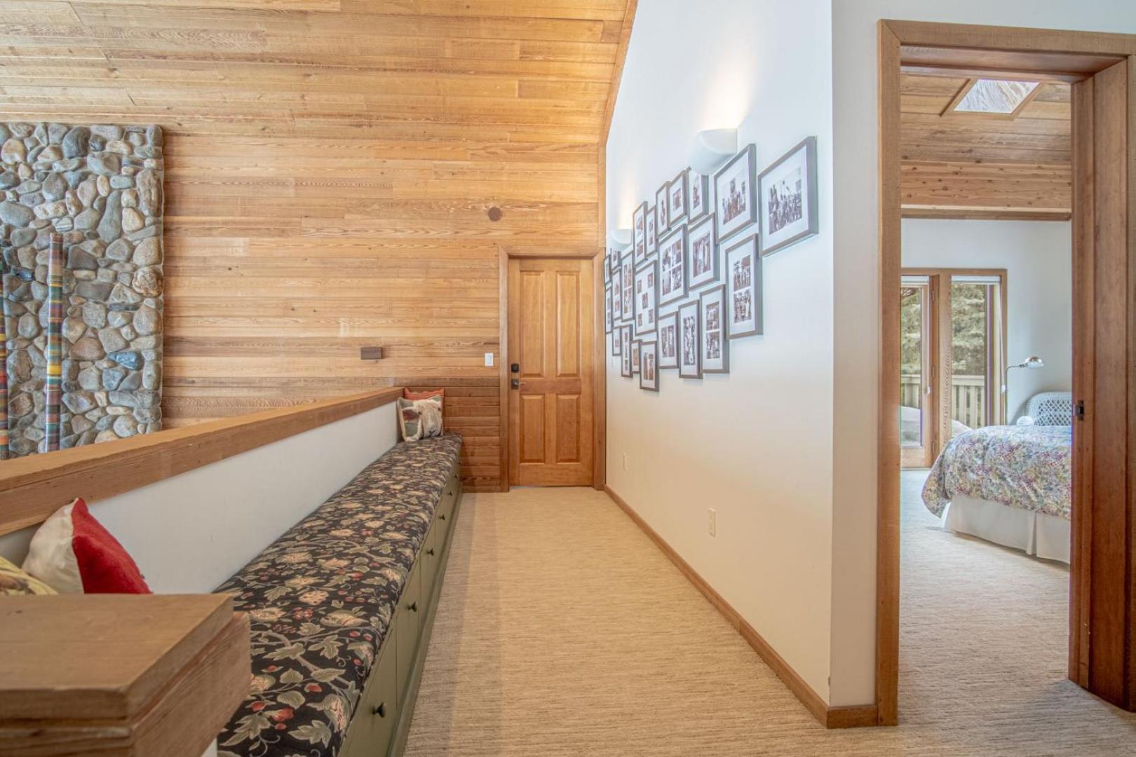 River House - 4BD Riverfront, Hot Tub, Near SV Ski Lifts!