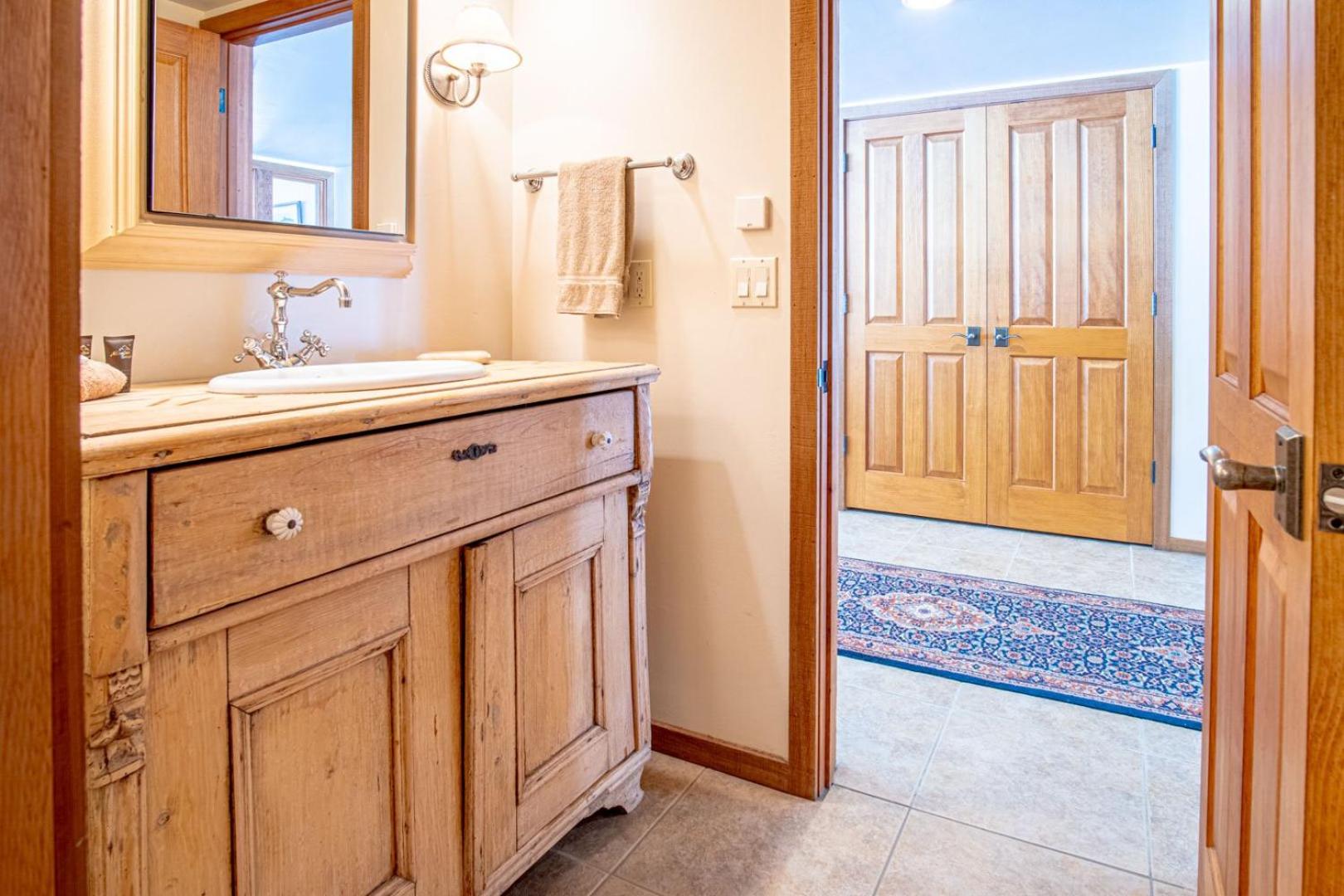 River House - 4BD Riverfront, Hot Tub, Near SV Ski Lifts!