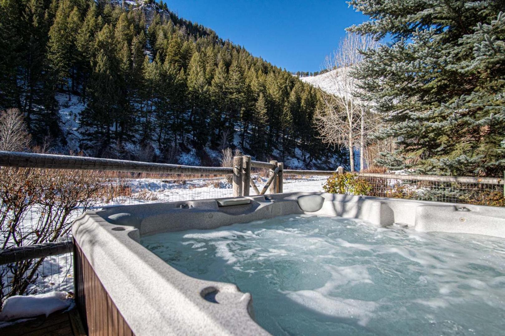 River House - 4BD Riverfront, Hot Tub, Near SV Ski Lifts!