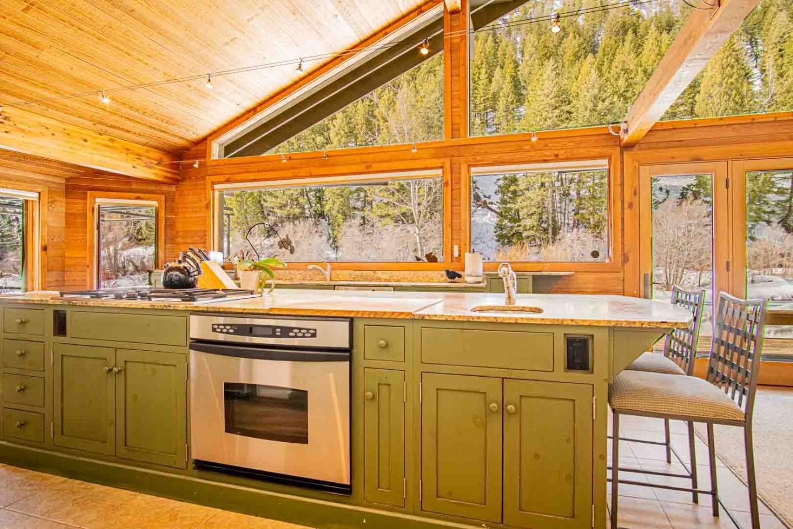 River House - 4BD Riverfront, Hot Tub, Near SV Ski Lifts!