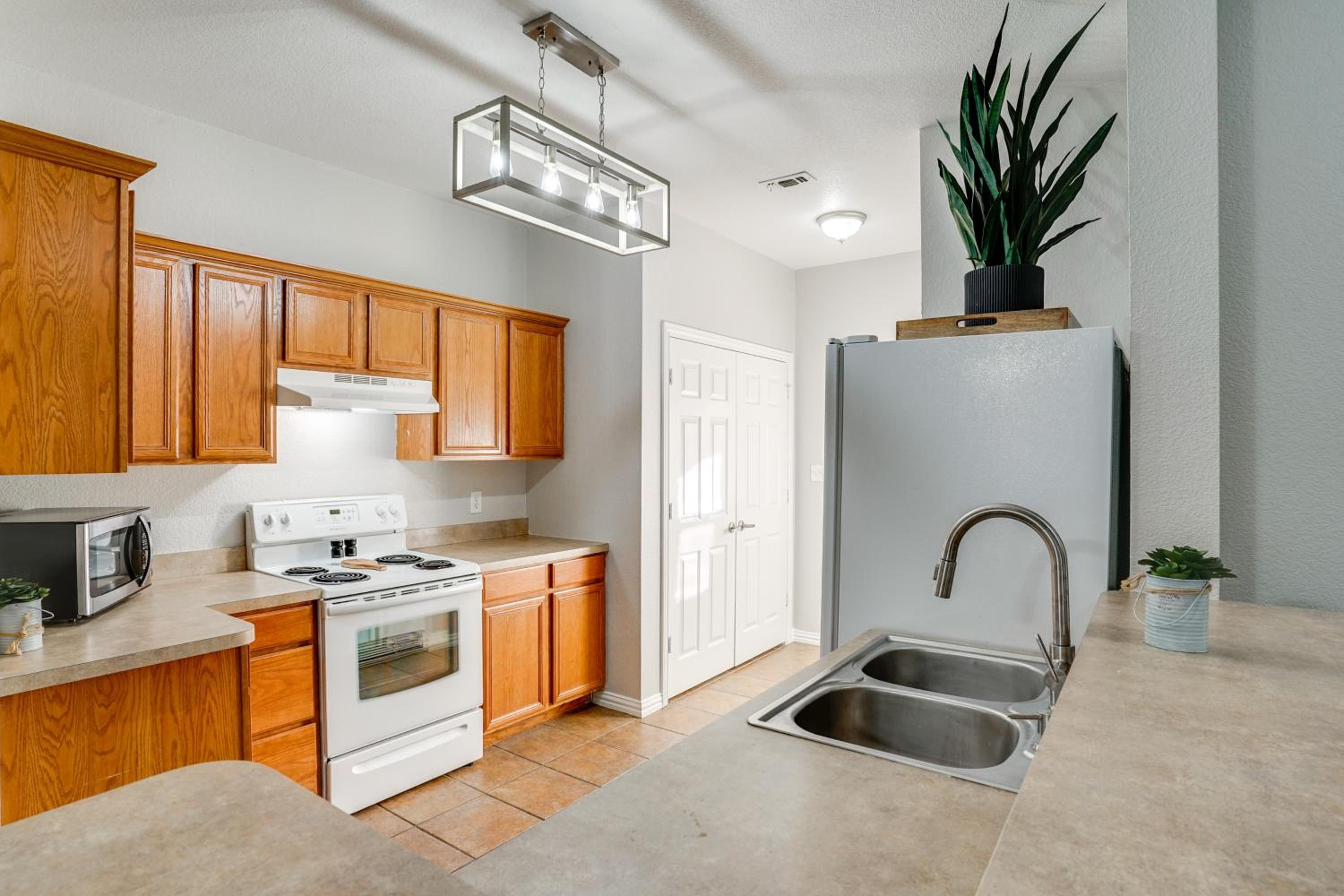 1 Mi to Historic Dtwn Weatherford Home with Yard