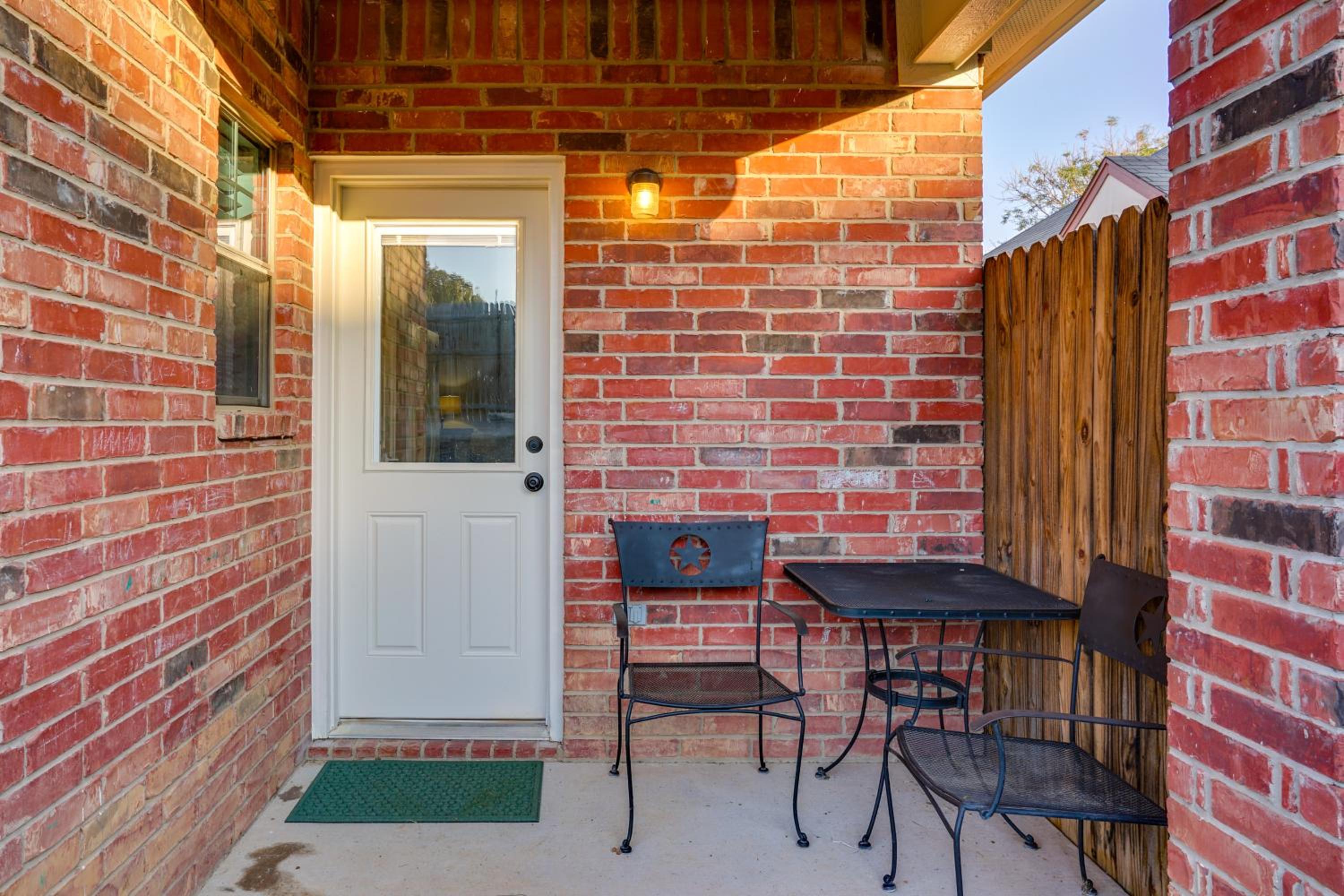 1 Mi to Historic Dtwn Weatherford Home with Yard