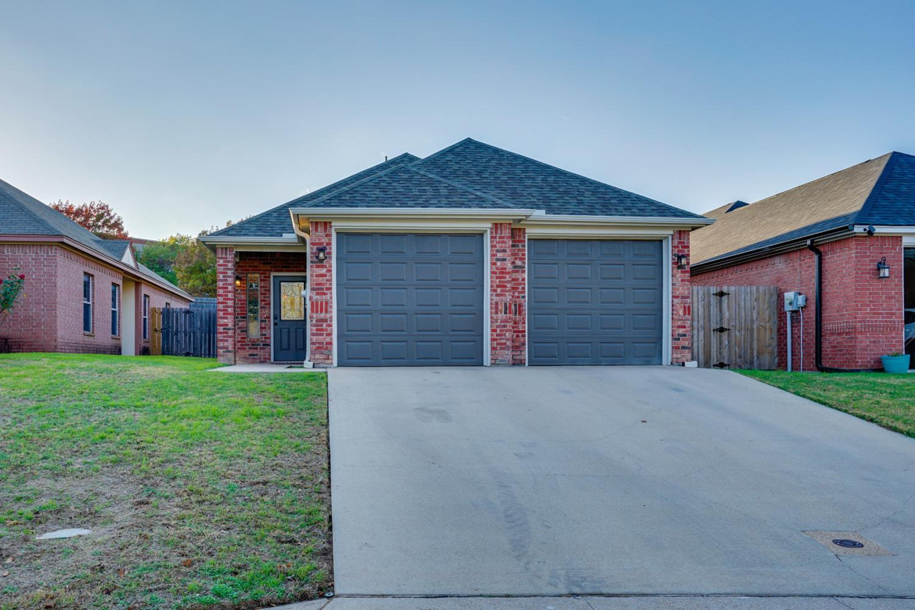 1 Mi to Historic Dtwn Weatherford Home with Yard