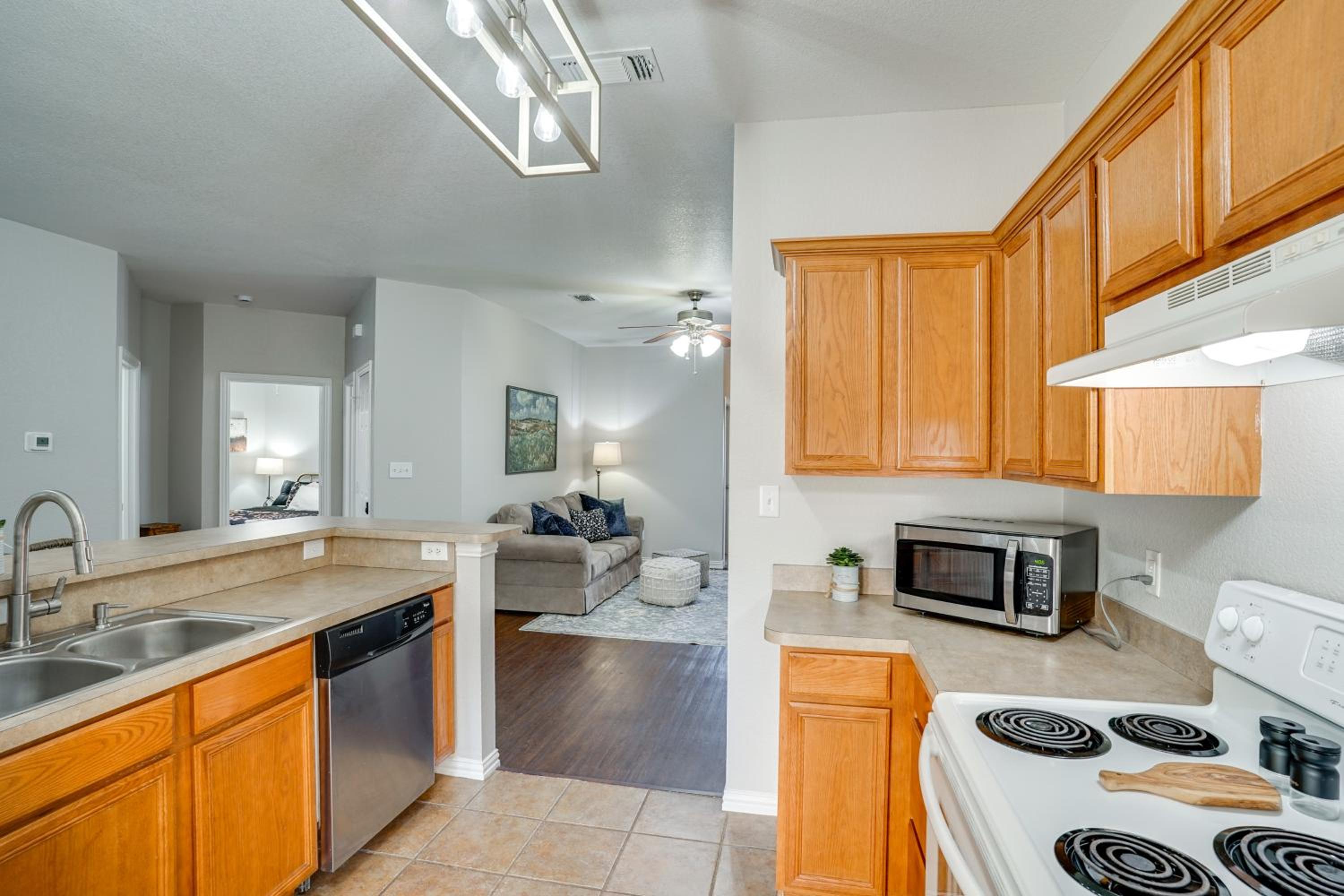 1 Mi to Historic Dtwn Weatherford Home with Yard