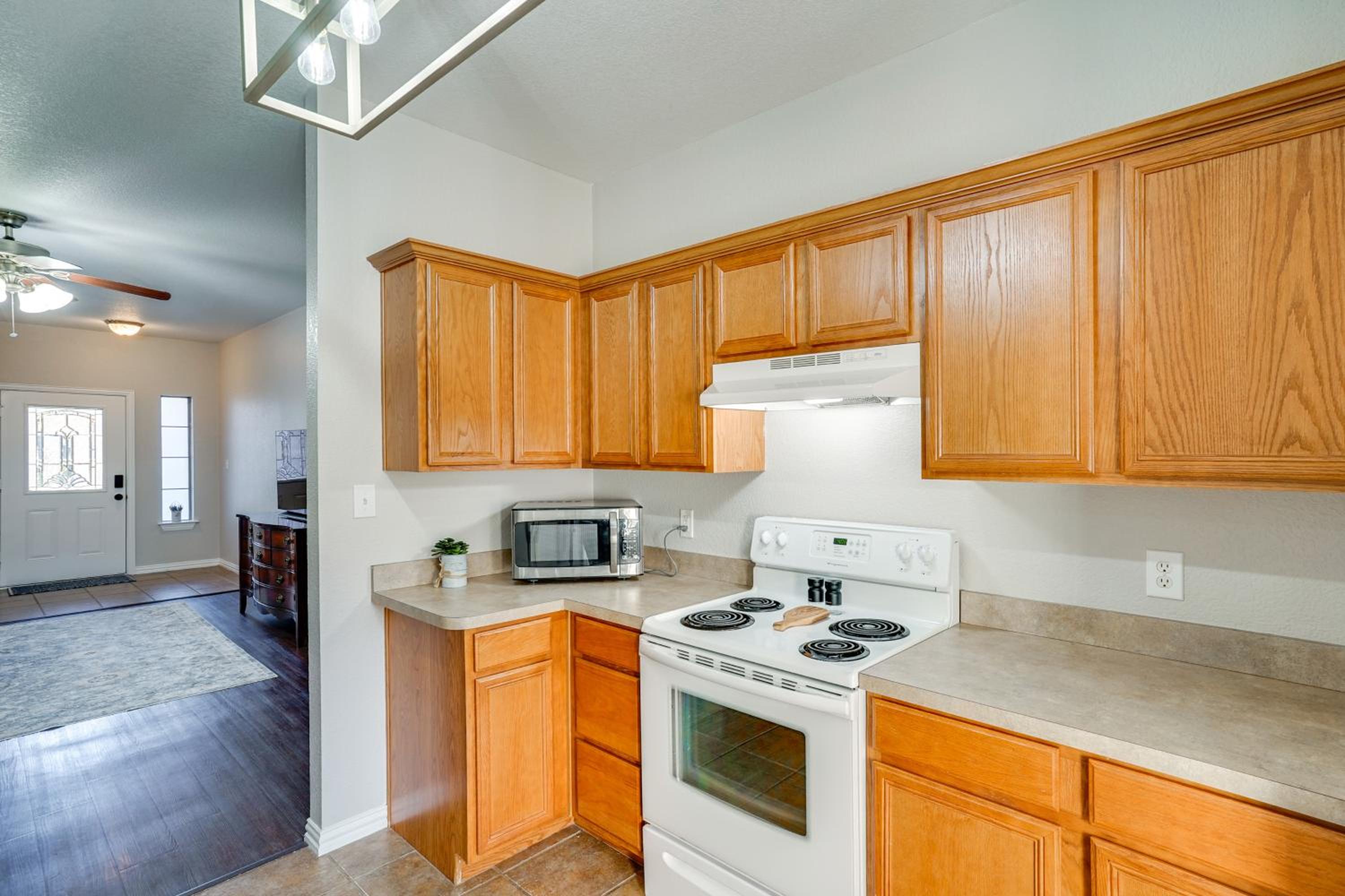 1 Mi to Historic Dtwn Weatherford Home with Yard