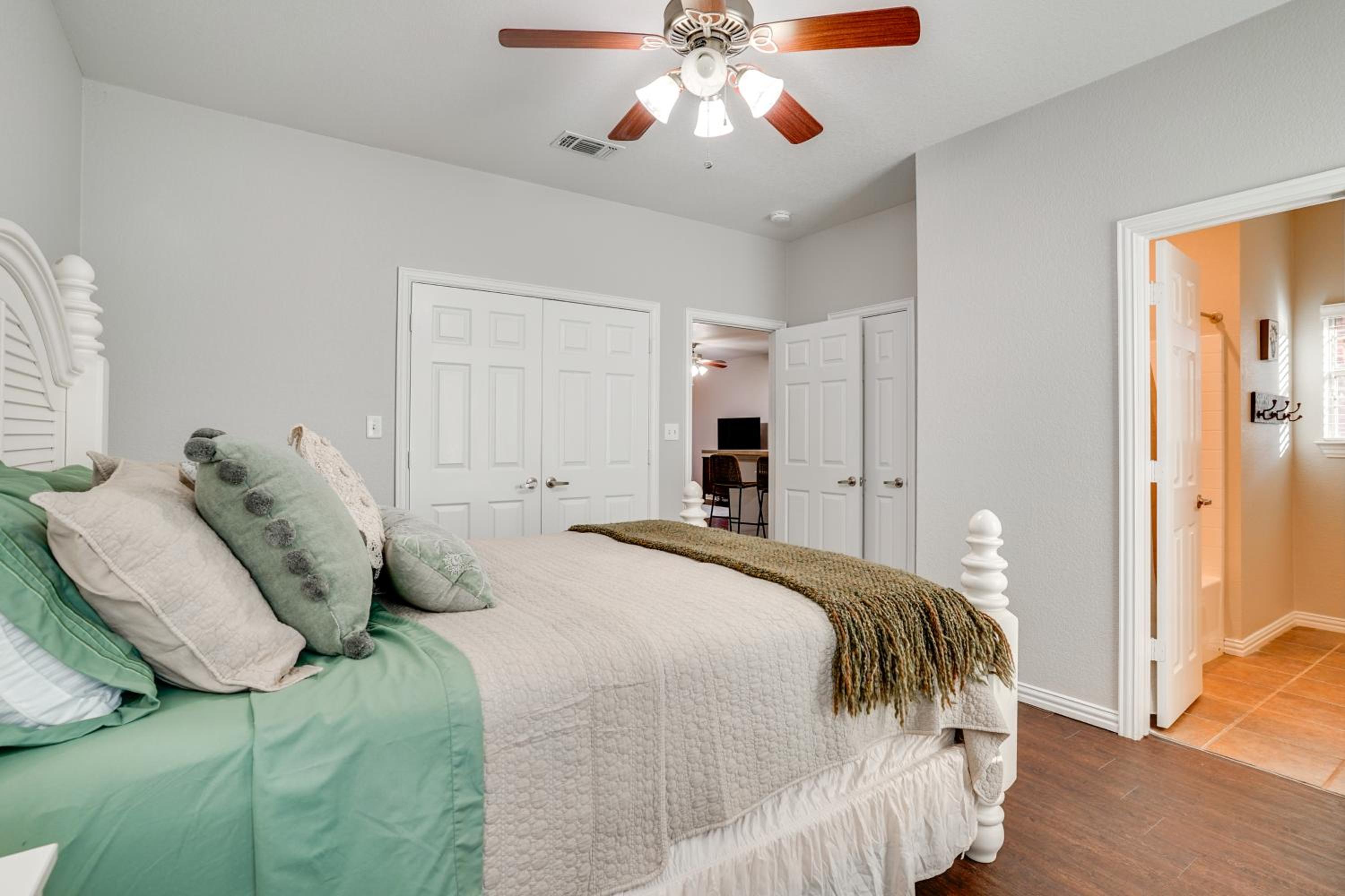 1 Mi to Historic Dtwn Weatherford Home with Yard
