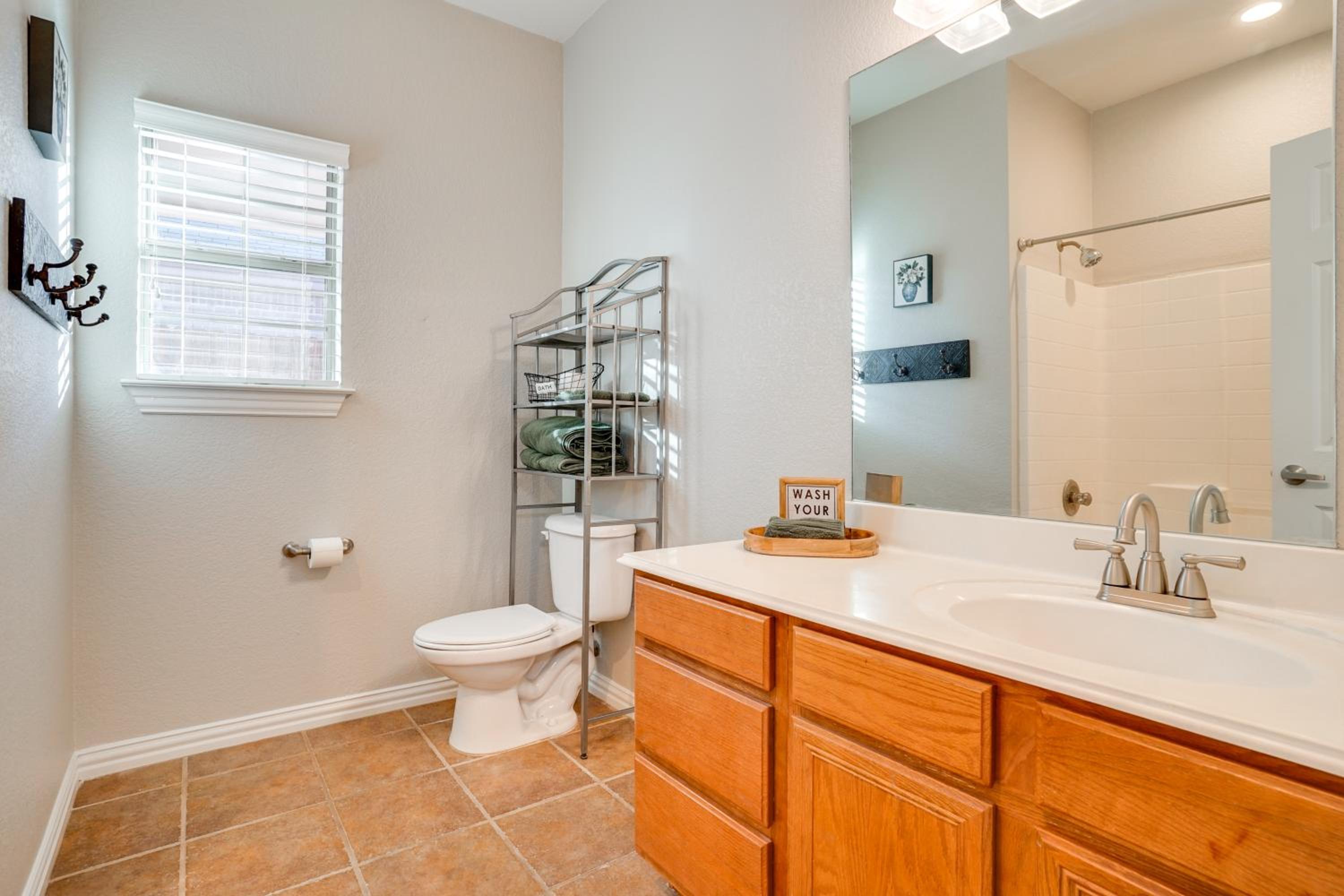 1 Mi to Historic Dtwn Weatherford Home with Yard