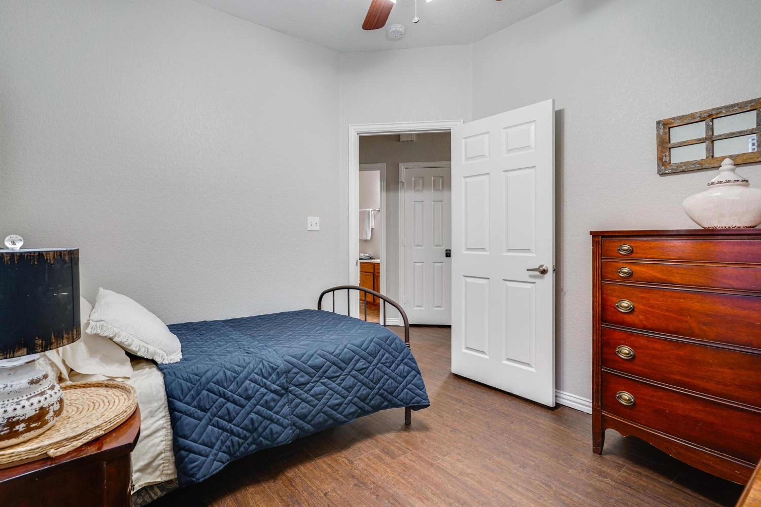 1 Mi to Historic Dtwn Weatherford Home with Yard