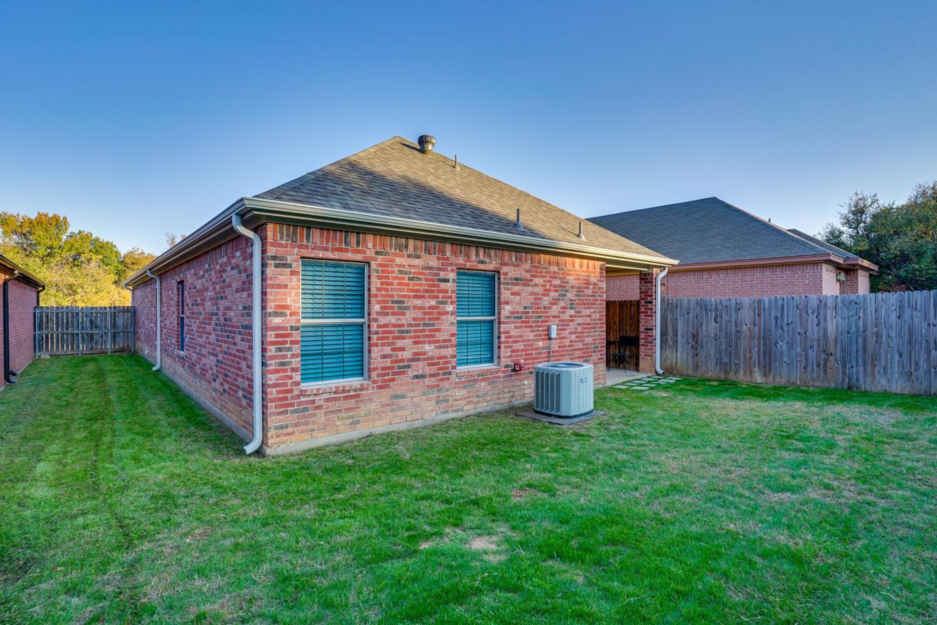 1 Mi to Historic Dtwn Weatherford Home with Yard