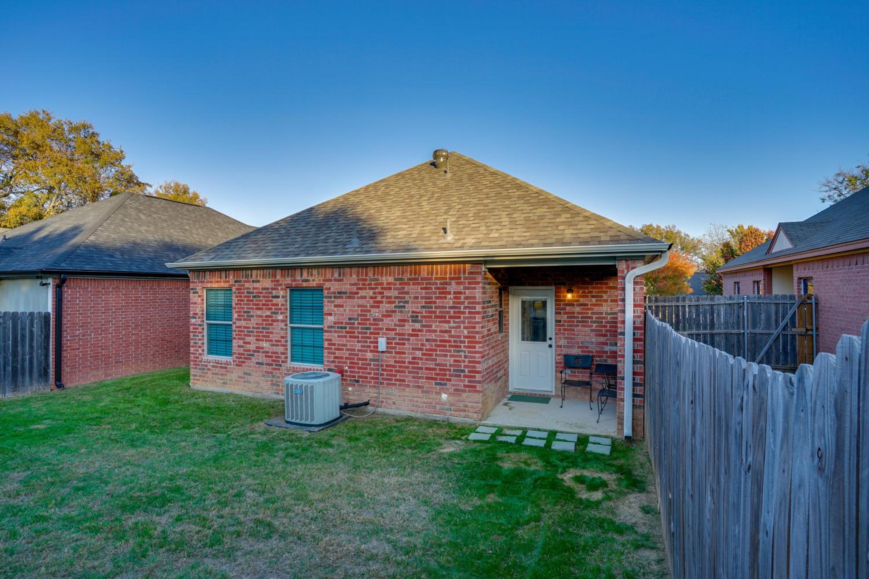 1 Mi to Historic Dtwn Weatherford Home with Yard
