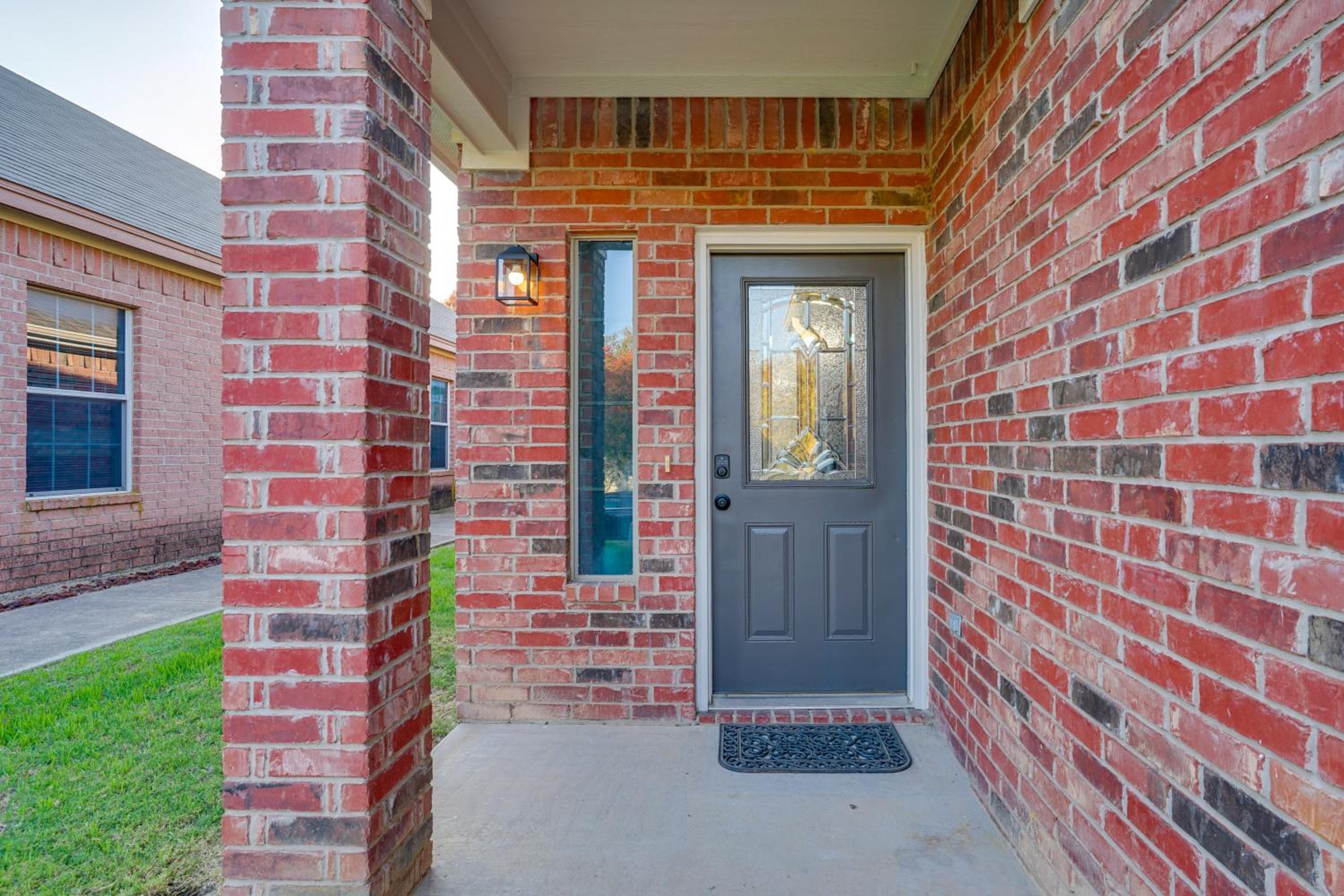 1 Mi to Historic Dtwn Weatherford Home with Yard