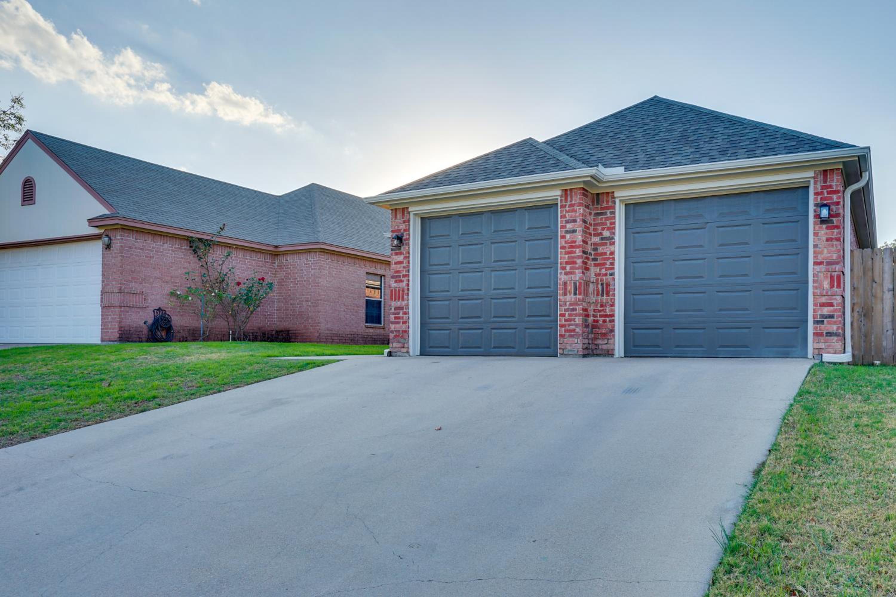1 Mi to Historic Dtwn Weatherford Home with Yard