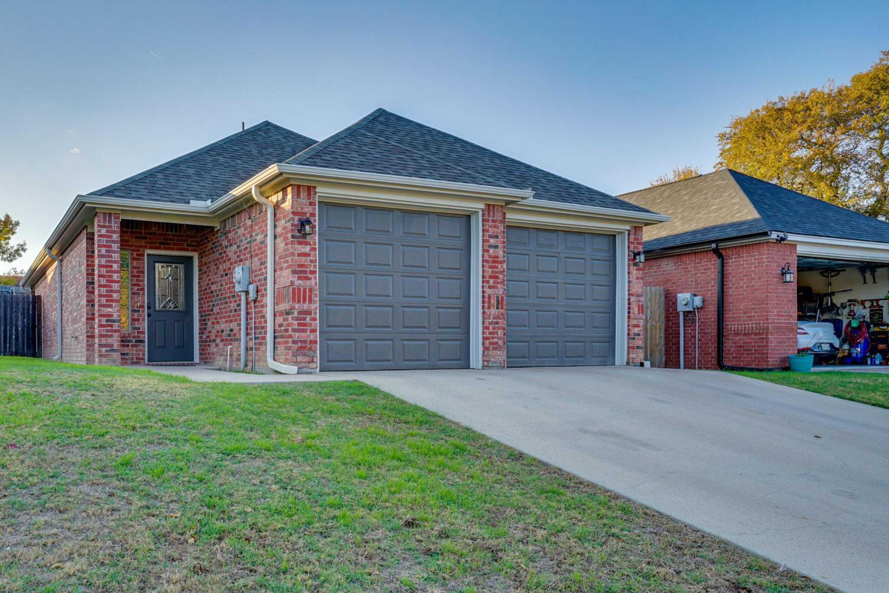 1 Mi to Historic Dtwn Weatherford Home with Yard