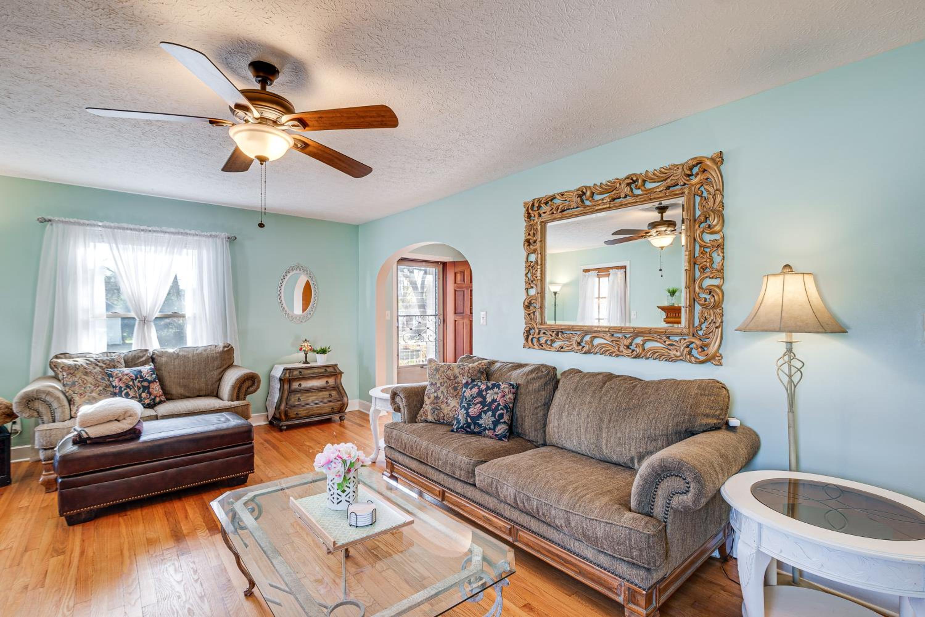 Less Than 1 Mi to Dtwn Franklin Charming Home with Sunroom!