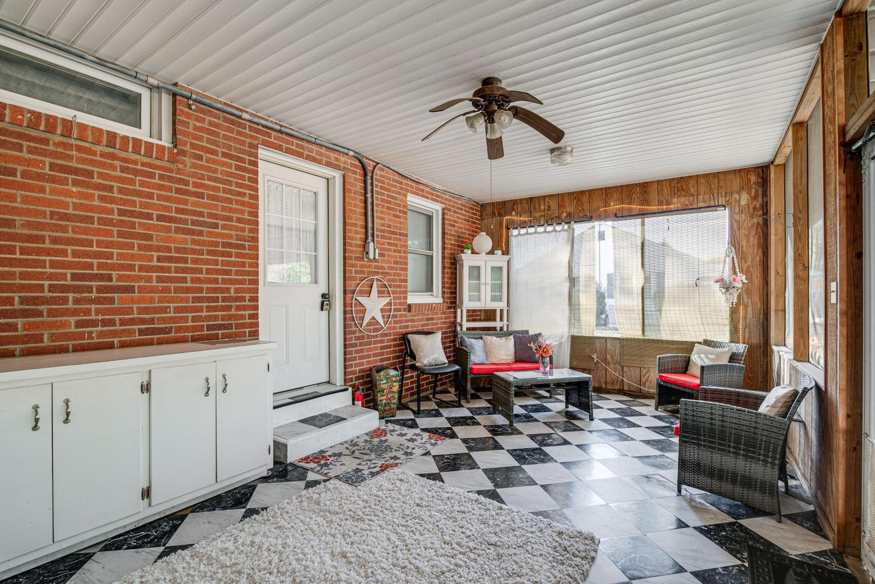 Less Than 1 Mi to Dtwn Franklin Charming Home with Sunroom!