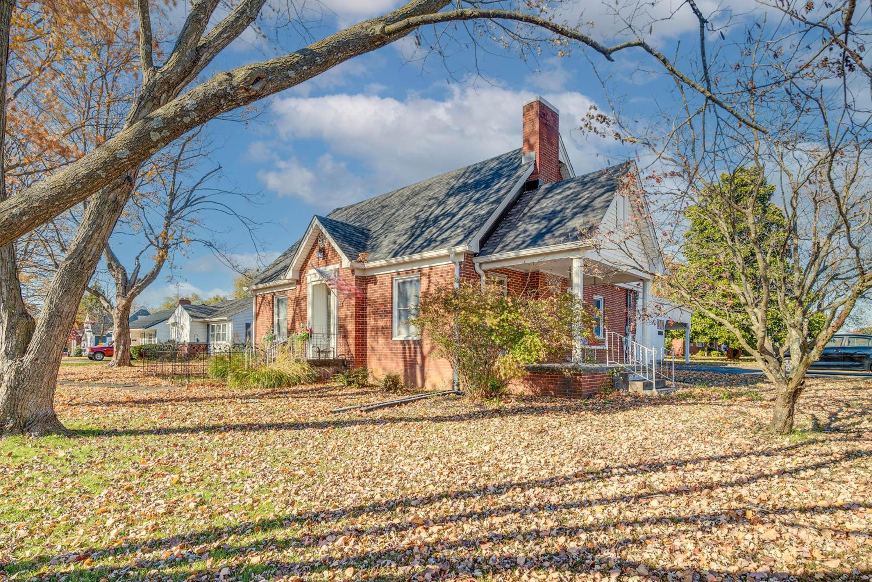 Less Than 1 Mi to Dtwn Franklin Charming Home with Sunroom!