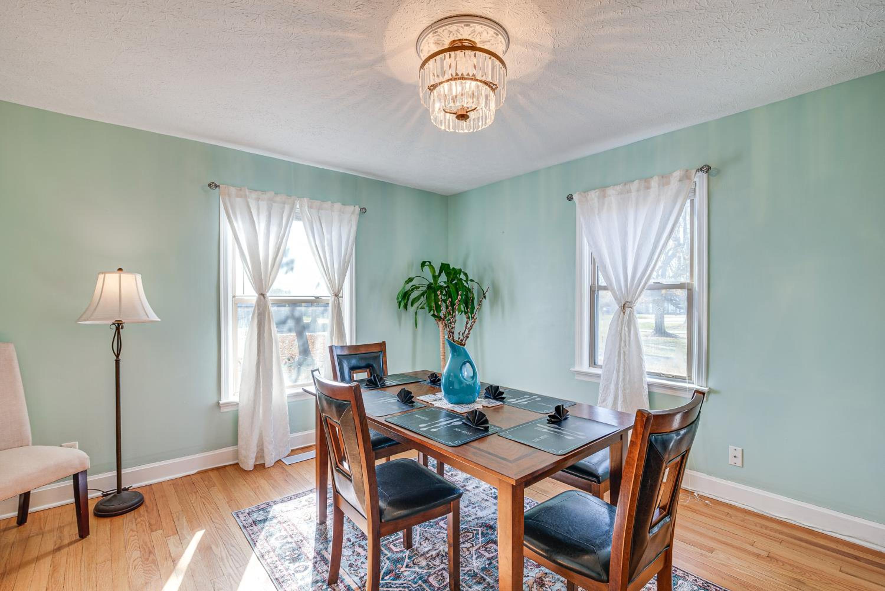 Less Than 1 Mi to Dtwn Franklin Charming Home with Sunroom!