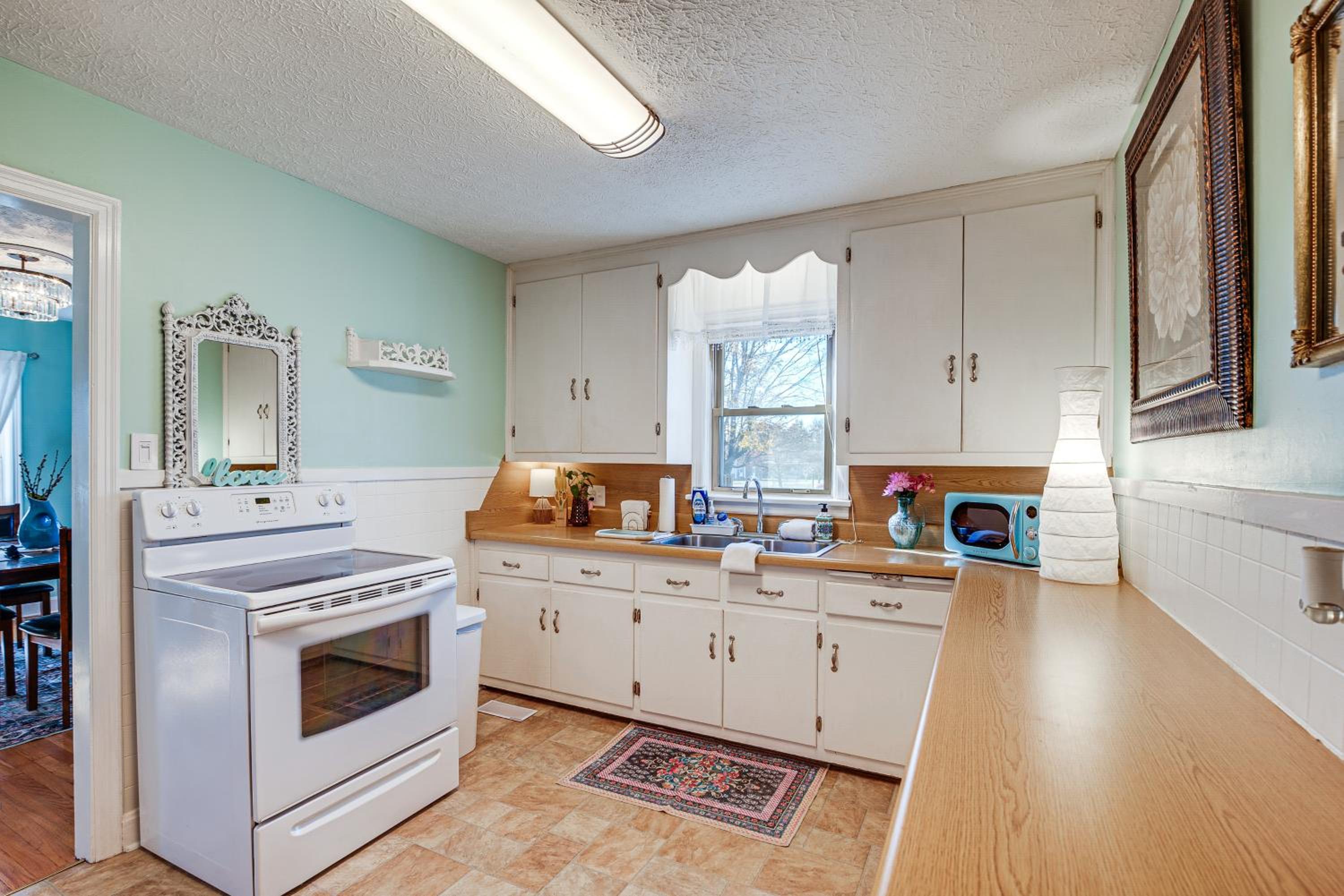 Less Than 1 Mi to Dtwn Franklin Charming Home with Sunroom!