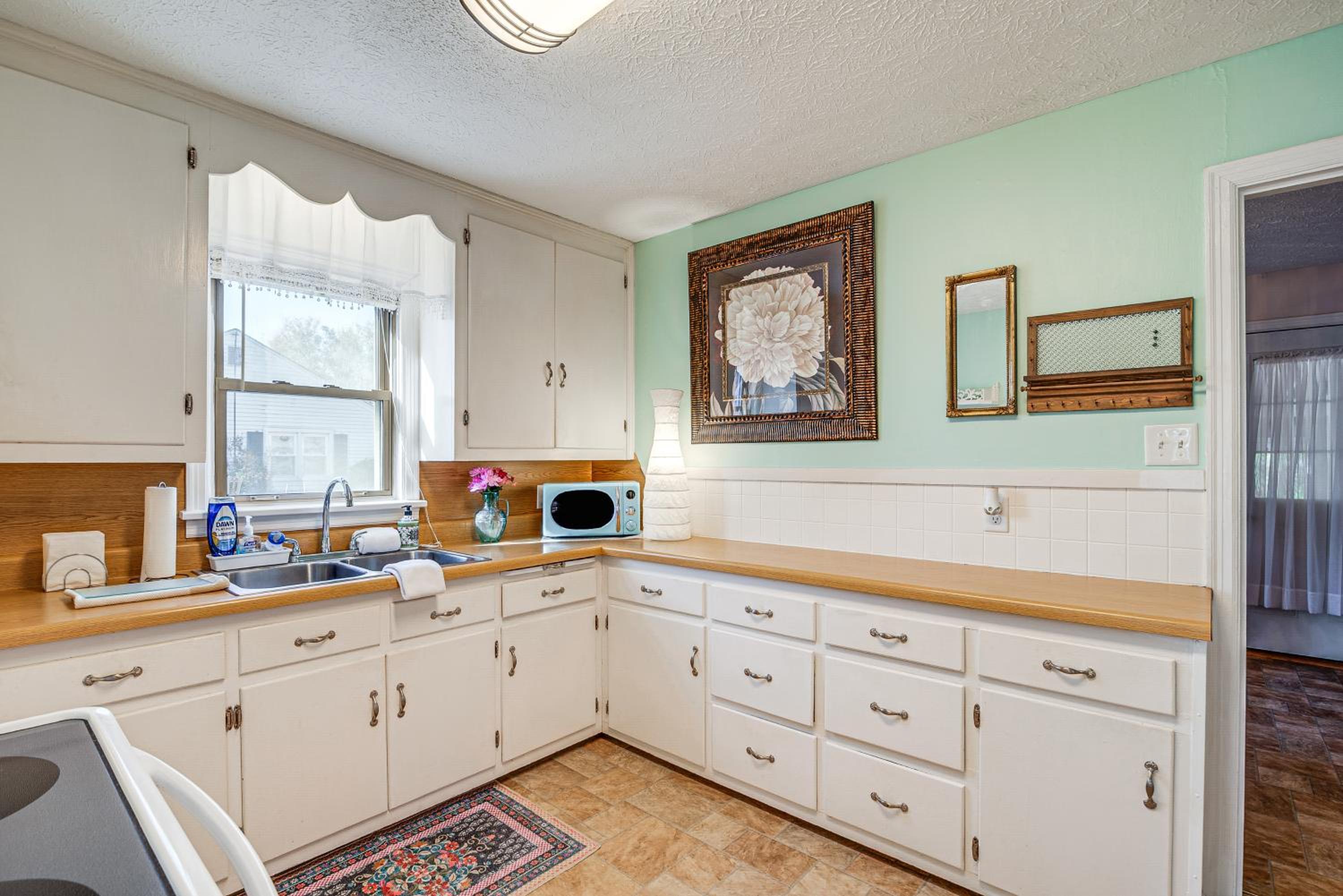 Less Than 1 Mi to Dtwn Franklin Charming Home with Sunroom!