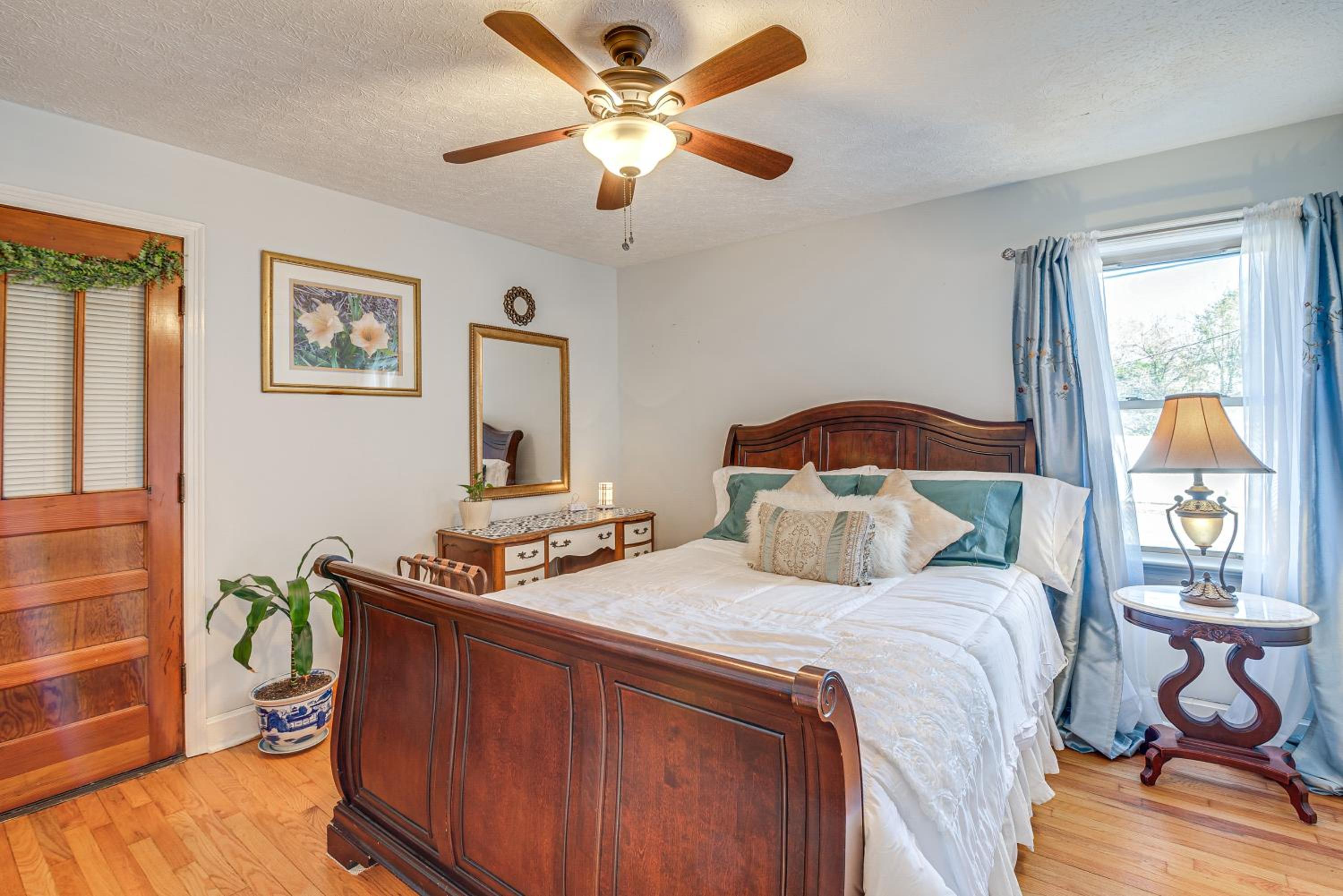 Less Than 1 Mi to Dtwn Franklin Charming Home with Sunroom!